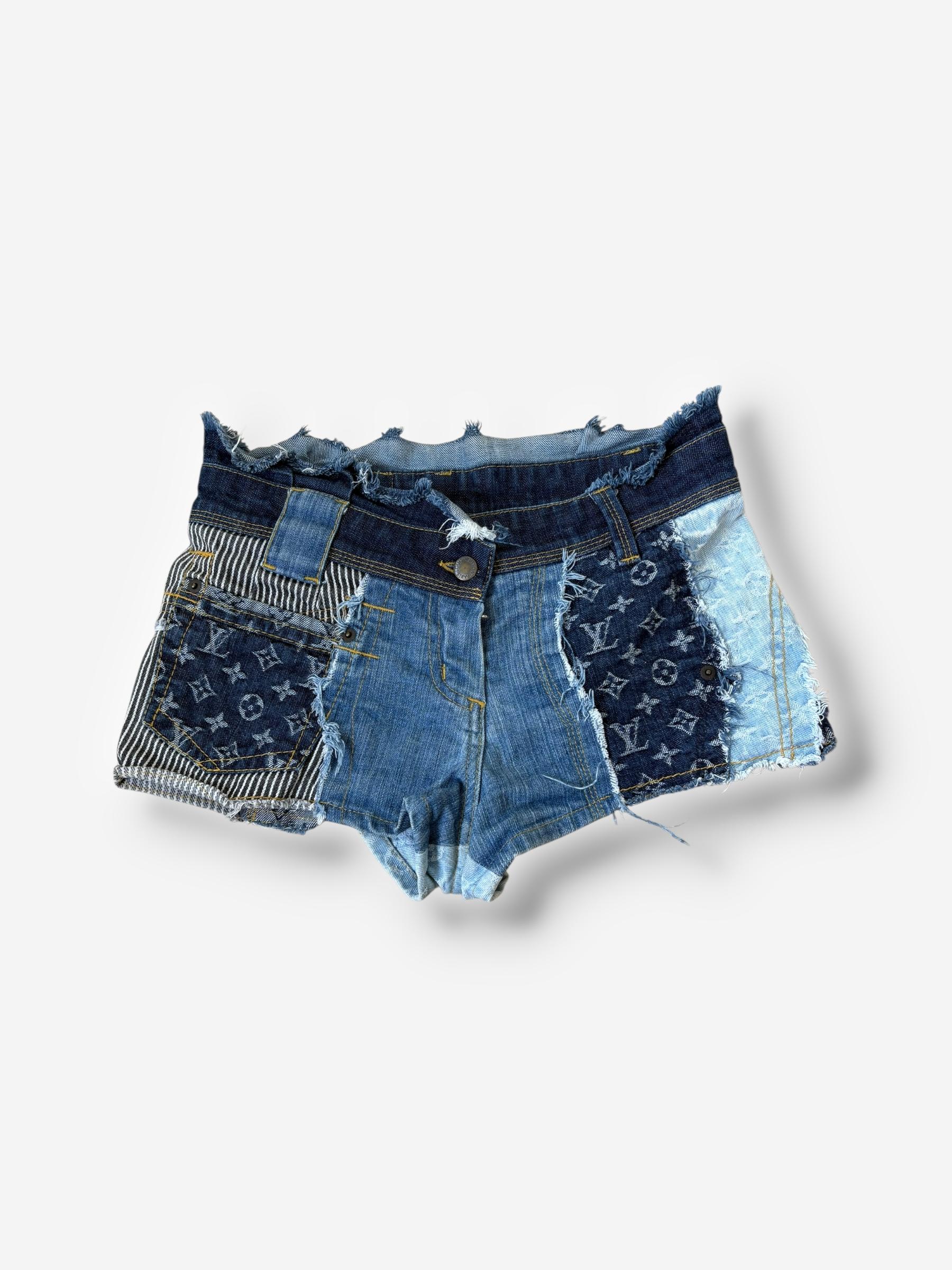 Questi pantaloncini patchwork di Louis Vuitton sono caratterizzati da un mix di pannelli di denim in diverse tonalità, dall'indaco intenso all'azzurro, mescolati con il Monogram e i motivi a strisce tipici della Maison. La vestibilità a vita bassa e