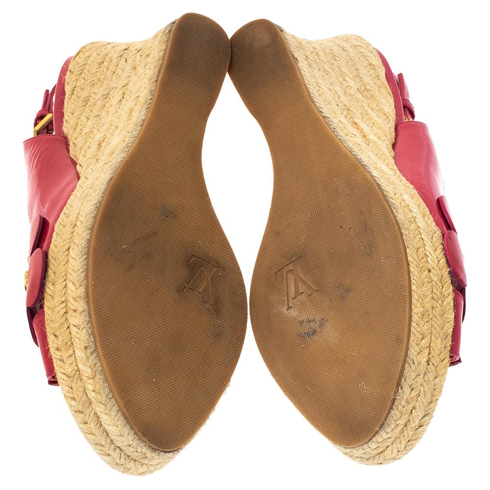 Louis Vuitton Patent Floral Applique Wedge Espadrille Slingback Sandals Size 37 In Good Condition In Dubai, Al Qouz 2