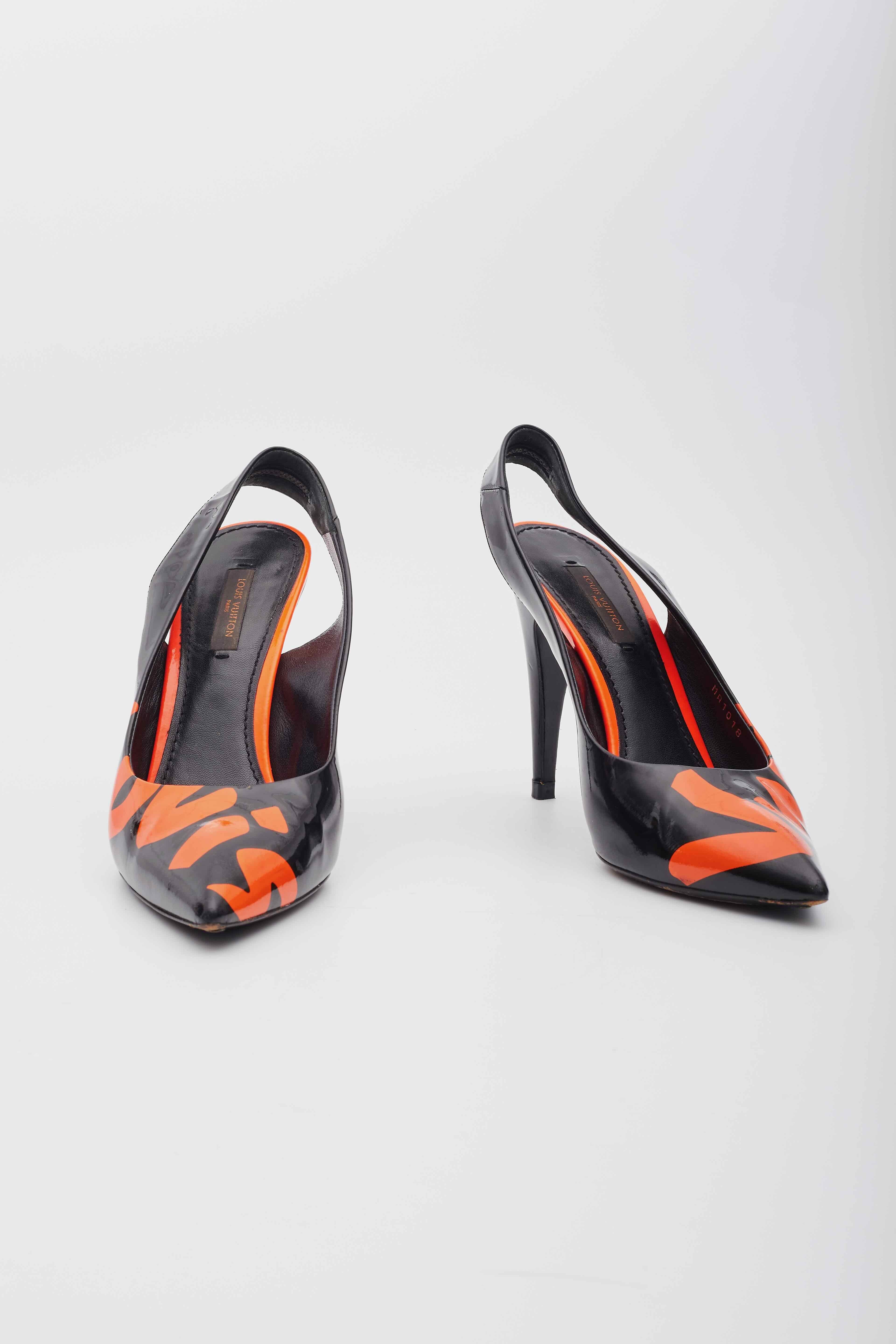 LOUIS VUITTON PATENT LEATHER ORANGE BLACK GRAFFITI SLINGBACK HEELS (EU 38.5)

Black and orange patent leather Louis Vuitton Stephen Sprouse Graffiti pumps with pointed toes and covered heels.

Color: Black with orange Stephen Sprouse Graffiti