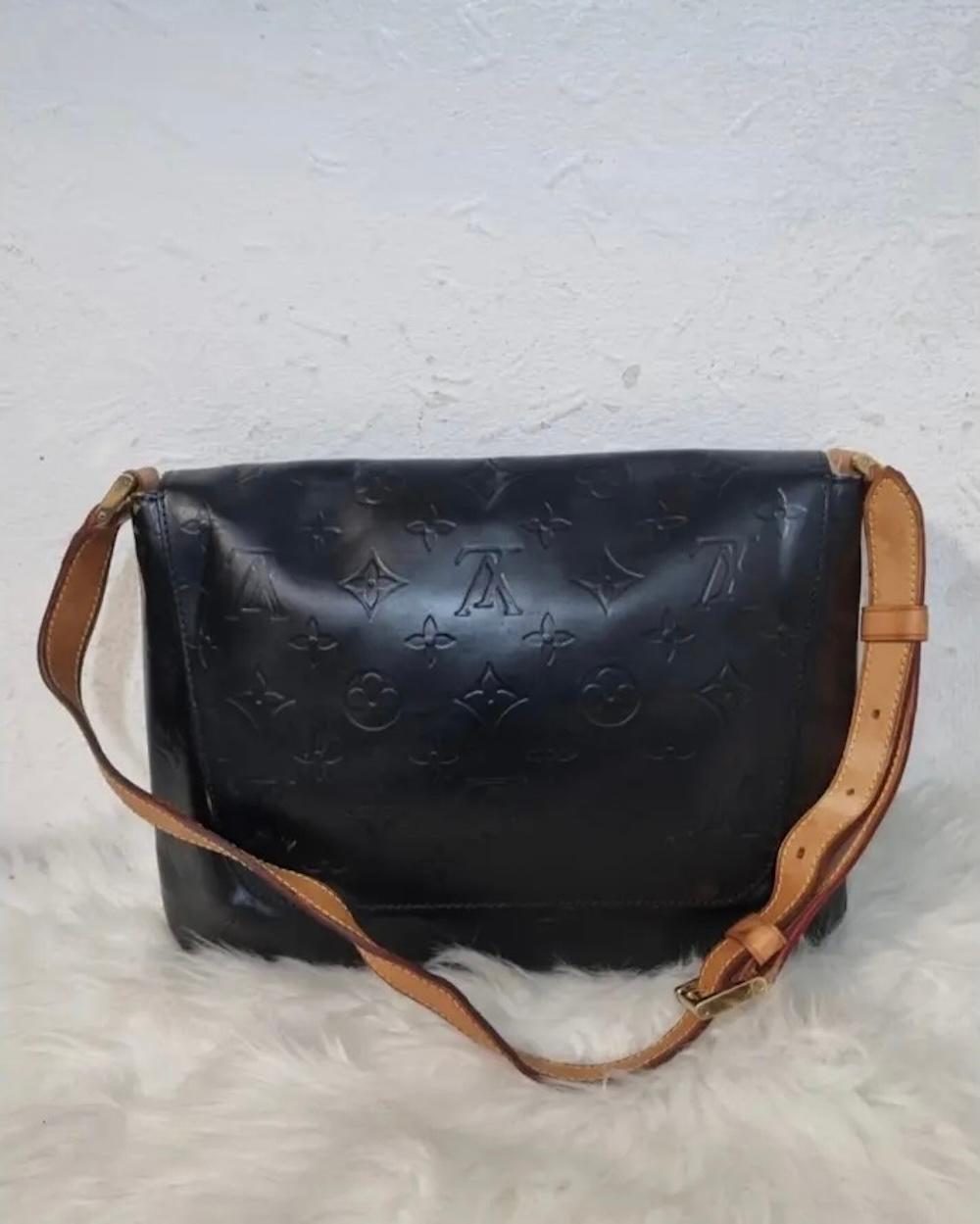 Louis Vuitton Patent Monogram Thomson Bag (AS IS) In Fair Condition For Sale In Montreal, Quebec