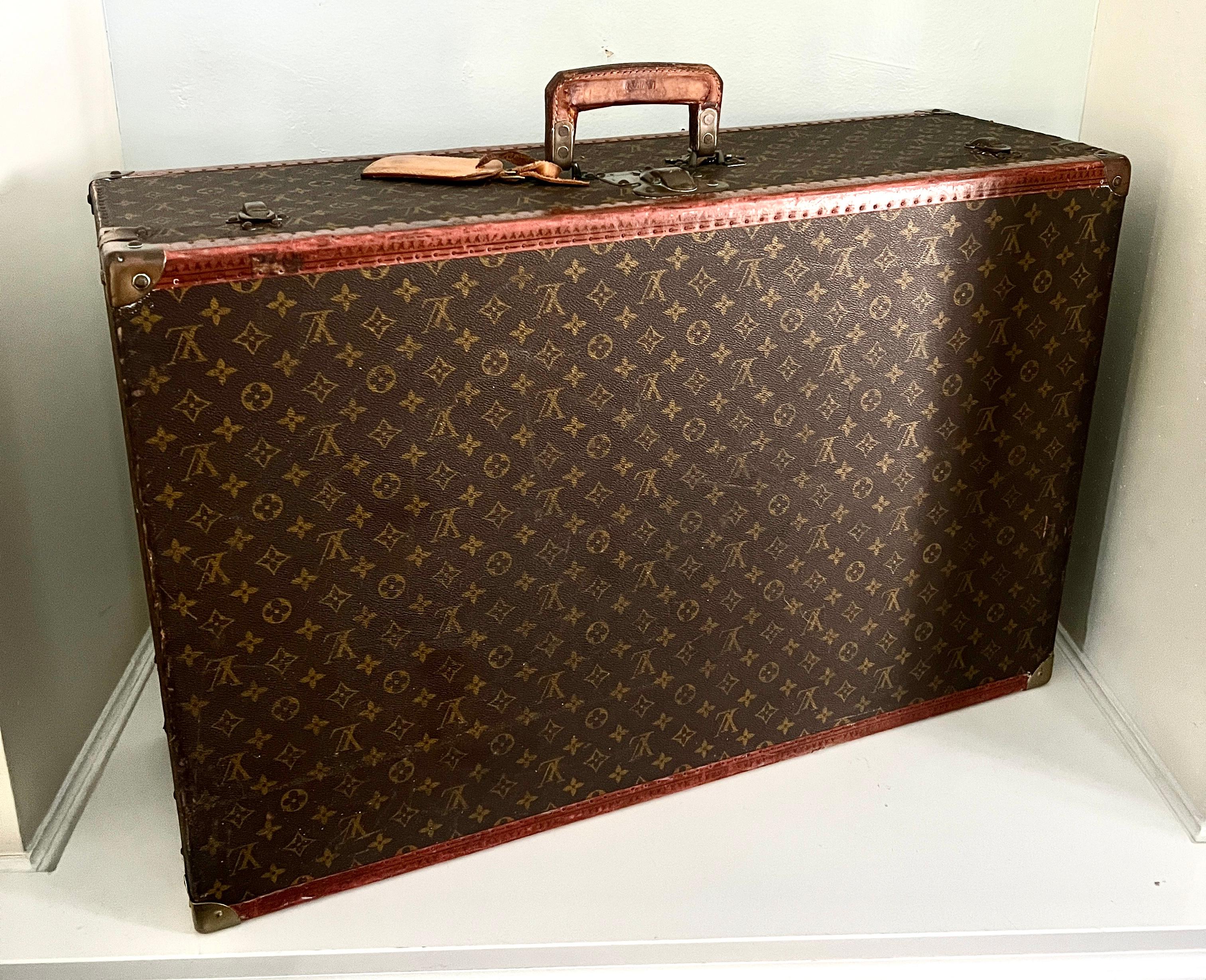 Louis Vuitton lleva más de un siglo fabricando artículos de piel.
Este maletín se compró a principios del siglo XX y no tiene número de código, ya que éstos aparecieron después de la década de 1980.  La pieza fue adquirida a una familia adinerada