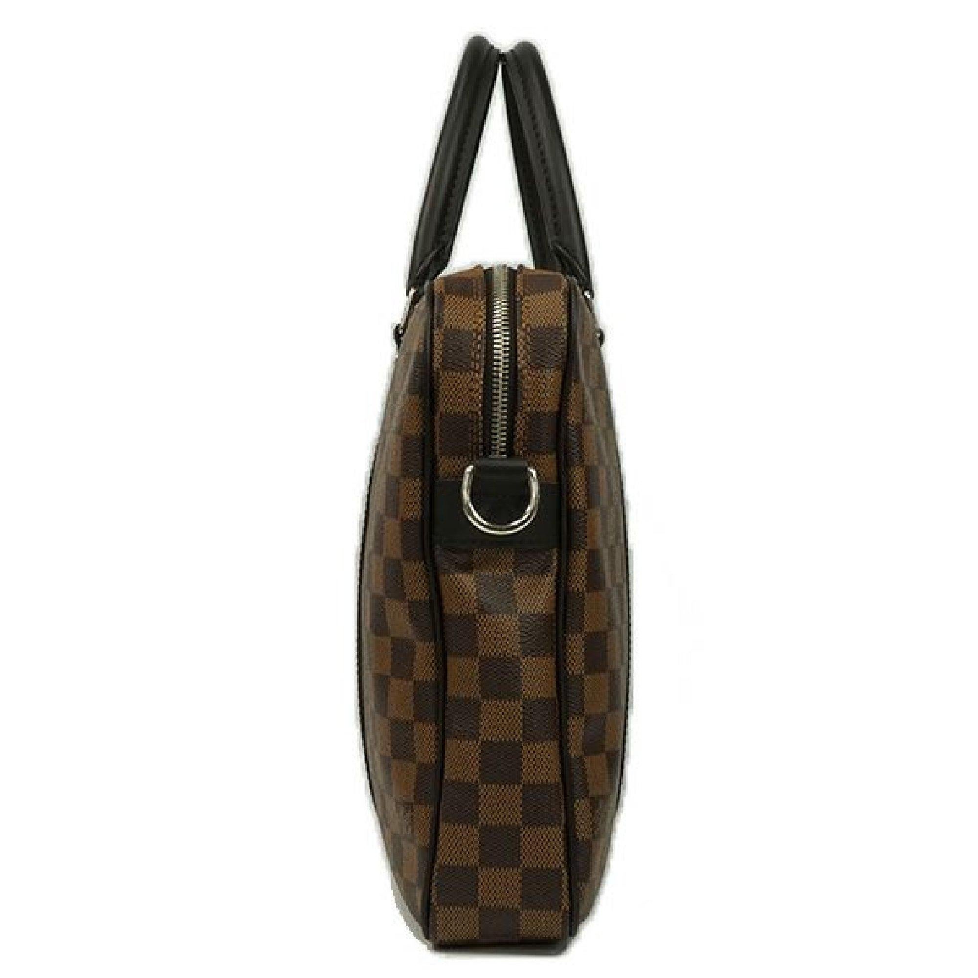 An authentic LOUIS VUITTON PDV PM Mens business bag N41466 The outside material is Damier canvas. The pattern is PDV PM. This item is Contemporary. The year of manufacture would be 2017.
Rank
A Good Condition
There are little bit signs of wear, but
