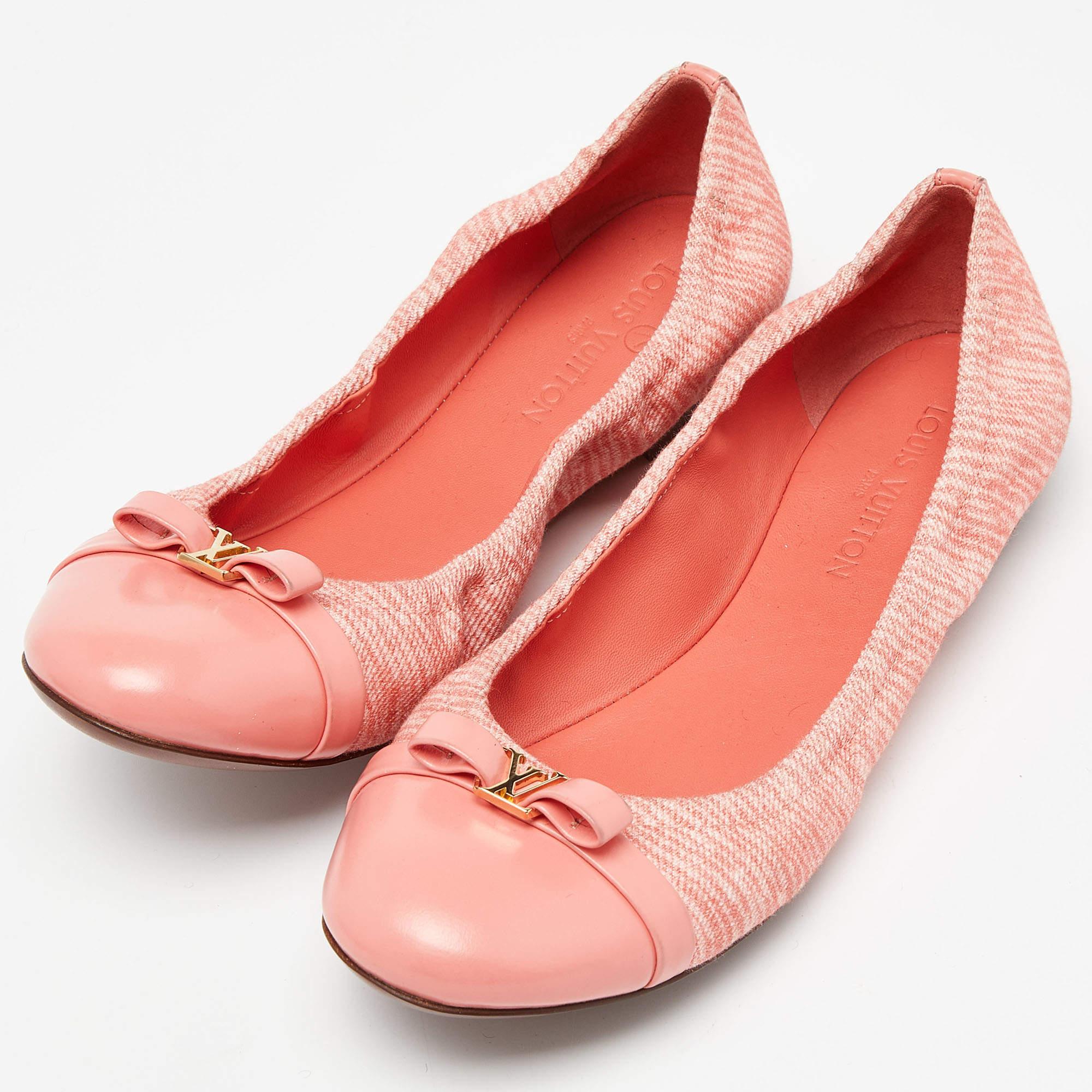 Complete your look by adding these designer ballet flats to your lovely wardrobe. They are crafted skilfully to grant the perfect fit and style.

