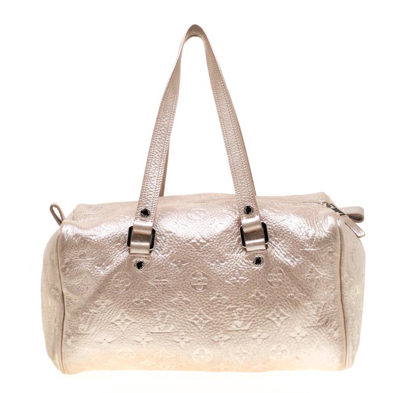 Designed for the stylish women of today, this limited edition Monogram Shimmer Comete bag from Louis Vuitton is high on aesthetics and elegance. Crafted from soft embossed monogrammed peach leather, this rare bag features a leather strand tassel in
