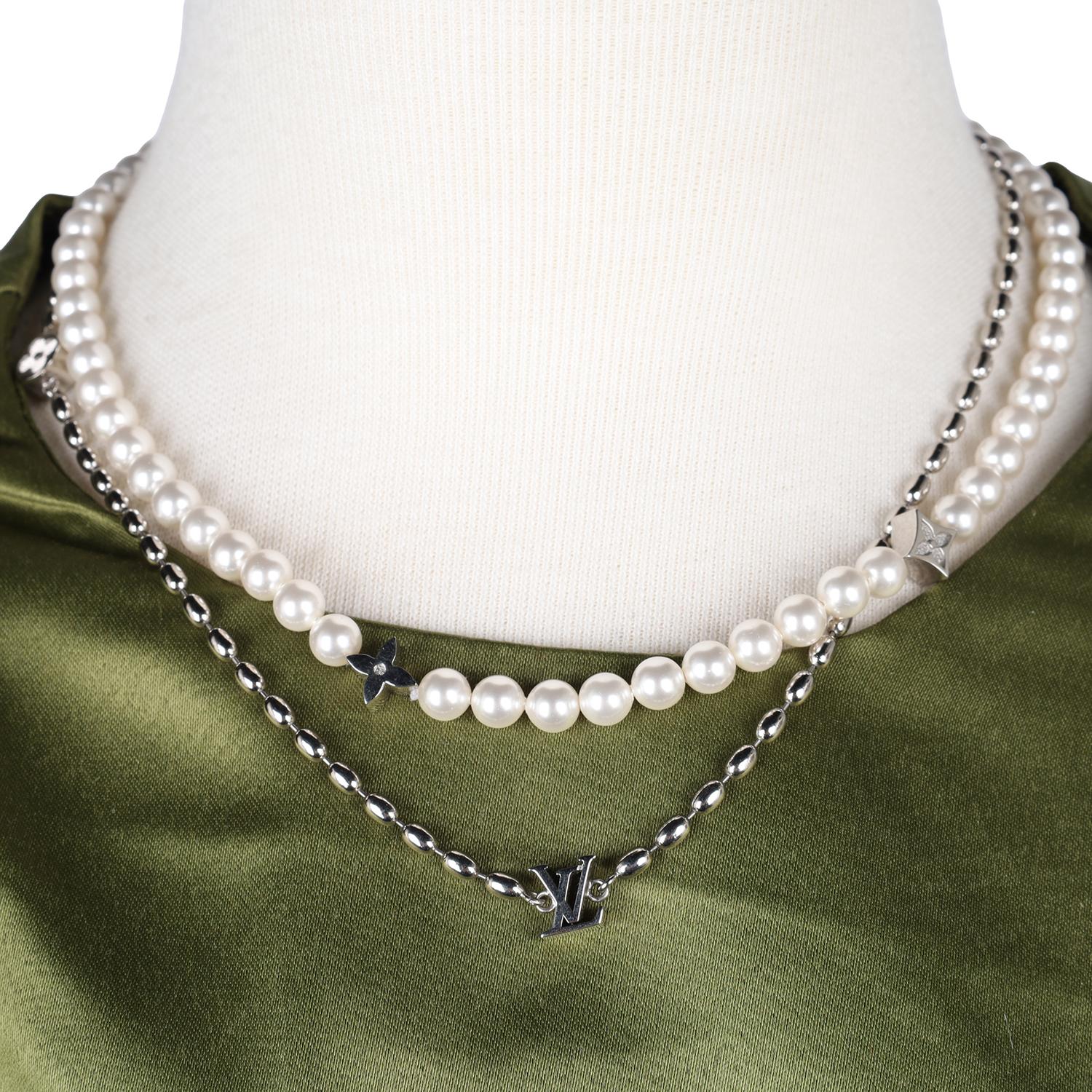 Authentic Louis Vuitton Pearls Fusion Necklace.

Luxury Unisex Pearls Fusion Necklace – Timeless Elegance, Modern Edge

Elevate your style with the Pearls Fusion Necklace, a statement piece designed for the modern trendsetter. Crafted for those who