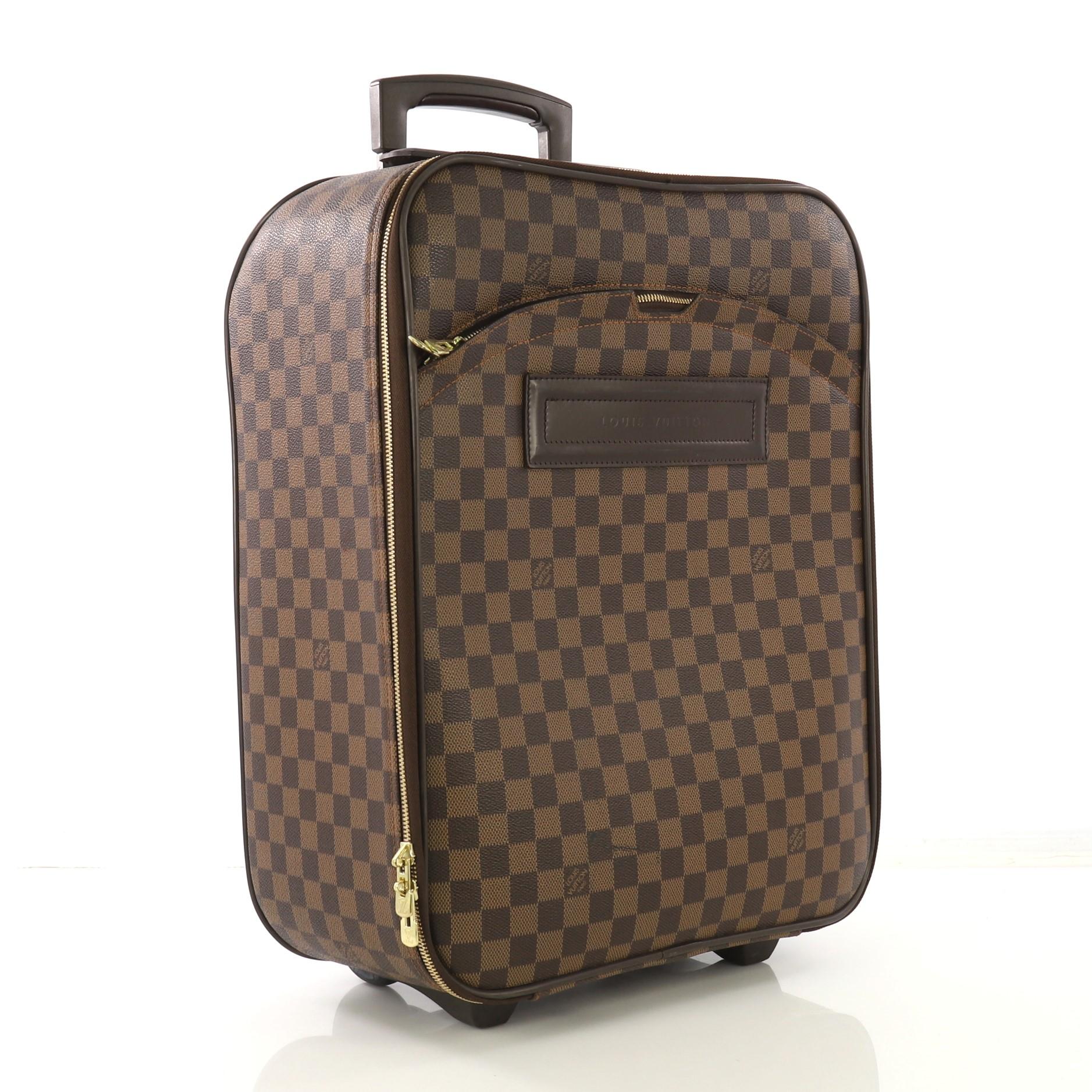 This Louis Vuitton Pegase Luggage Damier 45, crafted in damier ebene coated canvas, features exterior zip pocket, retractable handle with lock button, silent rolling system and gold-tone hardware. Its zip closure opens to a brown nylon interior with