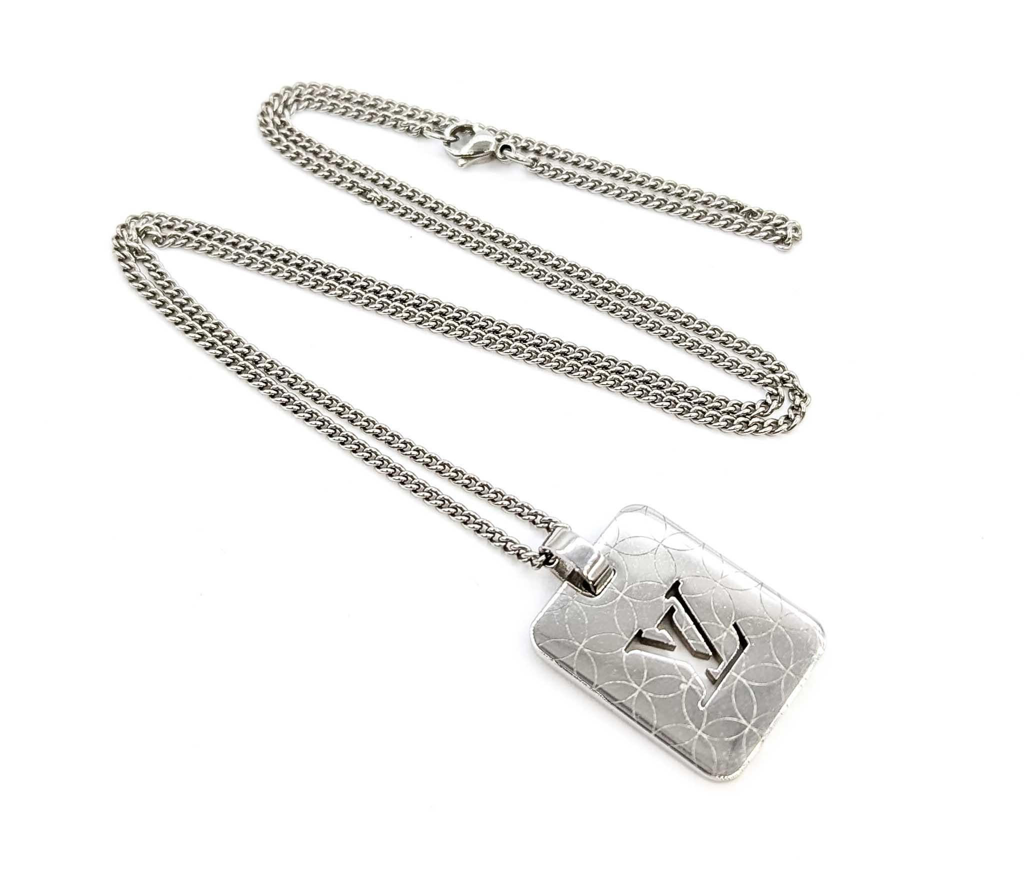 Elevate Your Style with the Louis Vuitton Champs Elysees PM Necklace

Discover the timeless elegance of this pre-owned Louis Vuitton Champs Elysees PM Necklace. A perfect blend of sophistication and luxury, this exquisite piece is designed to