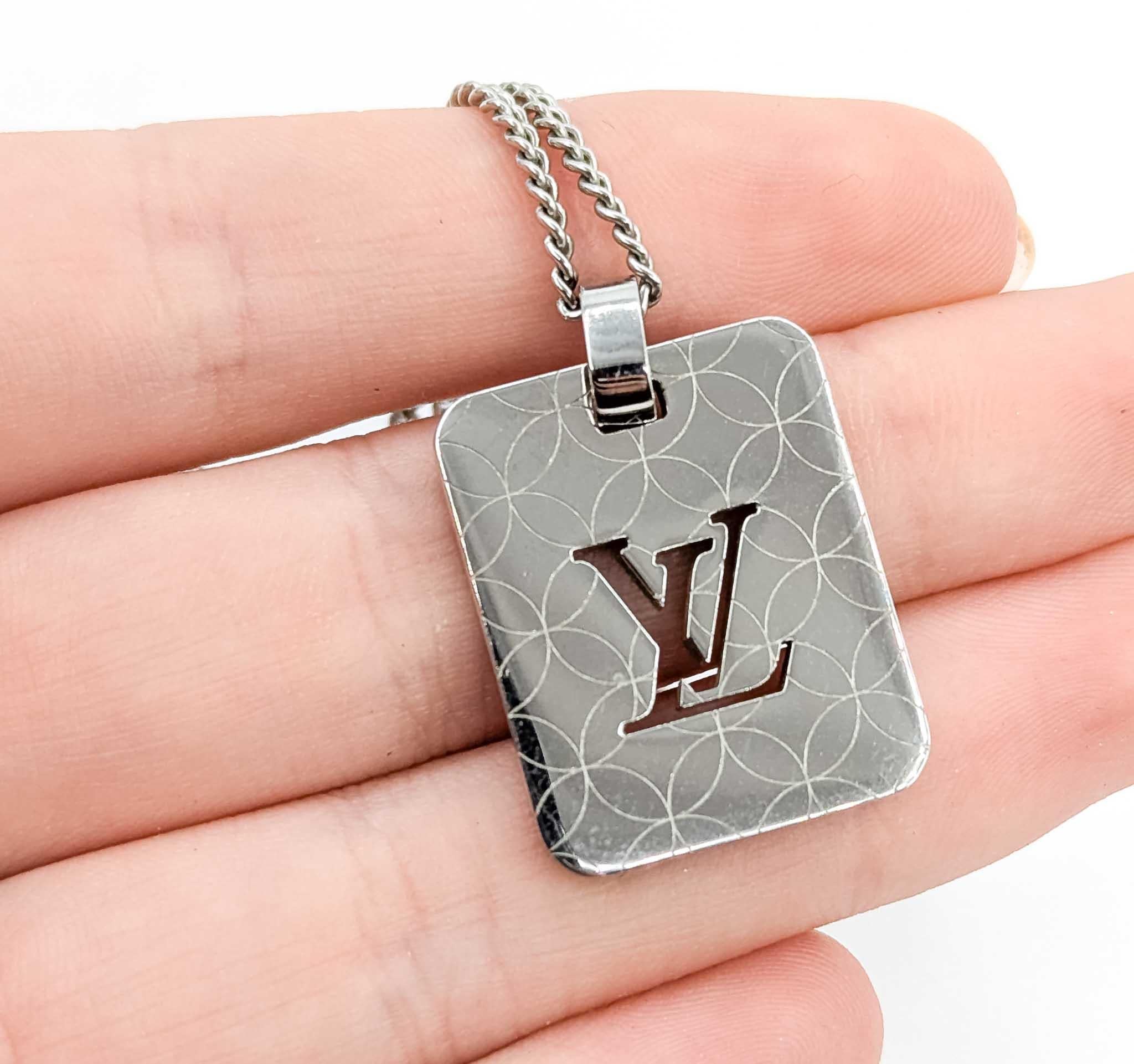 De los hombres Louis Vuitton Pendantif Champs Elysees PM Necklace en venta