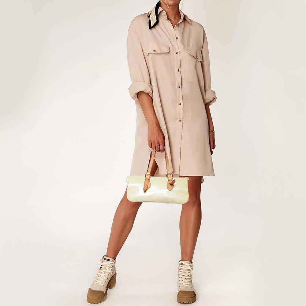 Designer bags are ideal companions for ample occasions! Here we have a fashion-meets-functionality piece crafted with precision. It has been equipped with a well-sized interior that can easily fit all your essentials.

