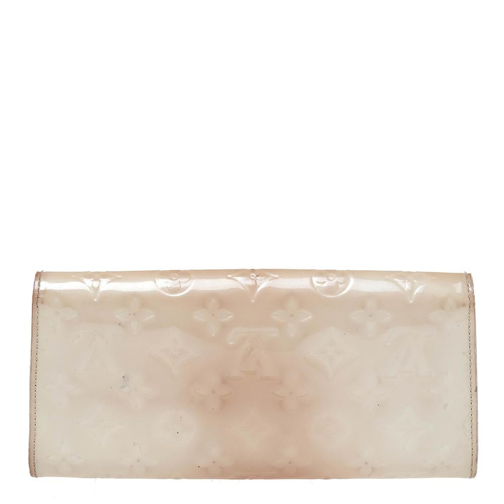 Louis Vuitton will never fail to impress you with its opulent and chic creations. Crafted from Monogram Vernis leather, this Sunset Boulevard clutch bag is not to be missed. It features a stunning exterior and a gold-tone brand name plaque on the