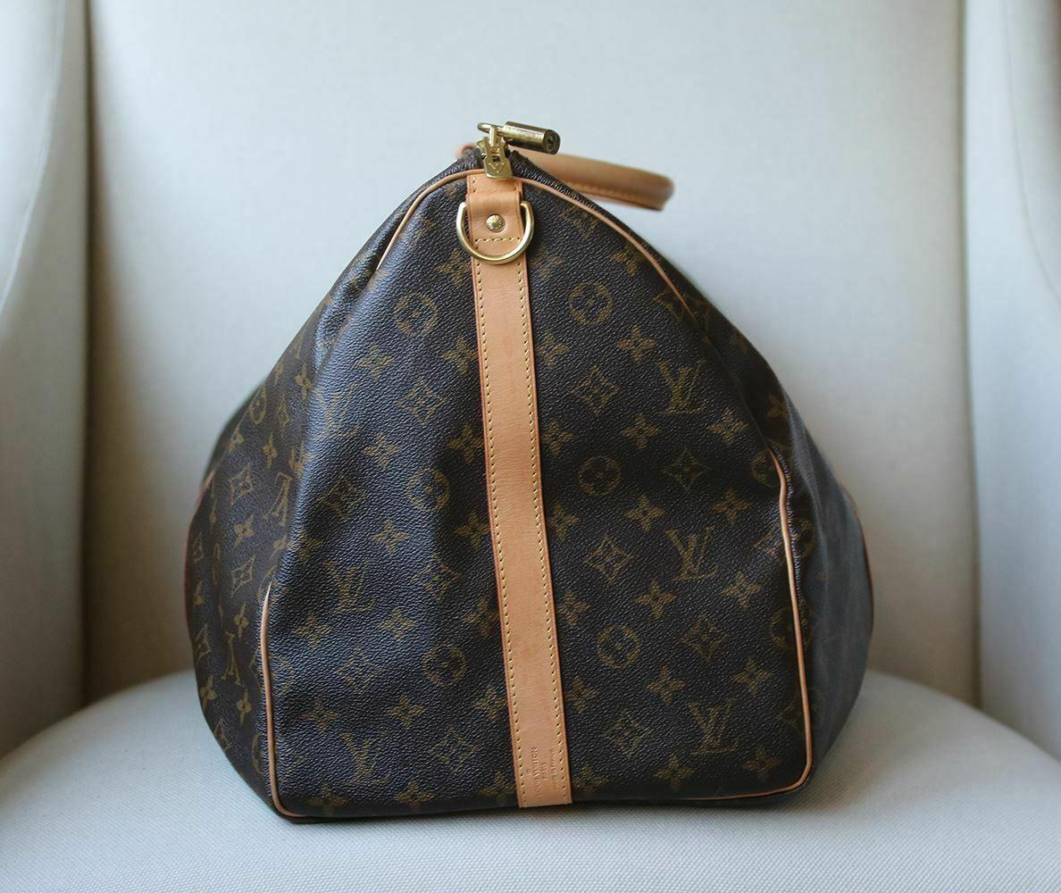 Faithful to Louis Vuitton's trunk-maker history, Mon Monogram perpetuates a tradition of refinement and service. Monogram canvas, brown canvas lining, natural cowhide trim. Golden brass pieces. Double zip closure. Rounded leather handles. Removable