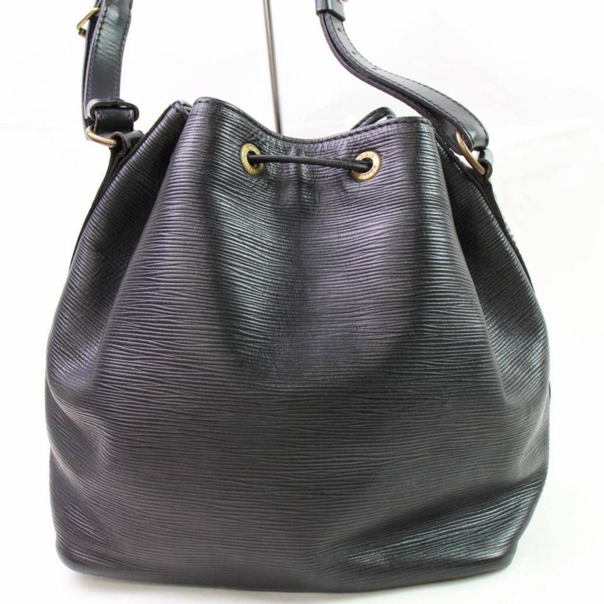 Louis Vuitton Petit Noe Hobo 867105 Black Leather Shoulder Bag For Sale 2