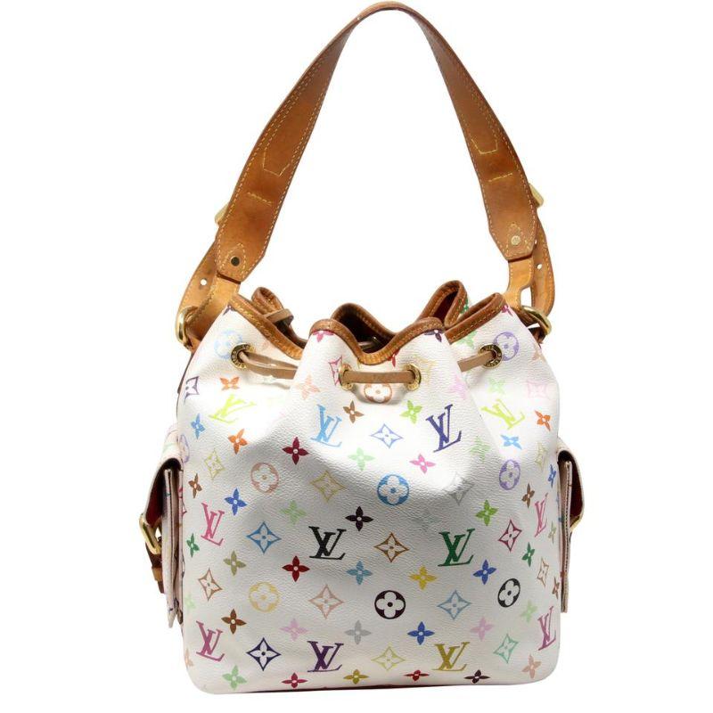 Louis Vuitton Petit Noe Monogram Canvas Takashi Murakami Umhängetasche LV-B0923P-0006

Hallo, meine Damen, hier ist der Moment, auf den Sie gewartet haben, das berüchtigte Petit Noe von Takashi Murakami Design mit goldener Hardware und eleganten