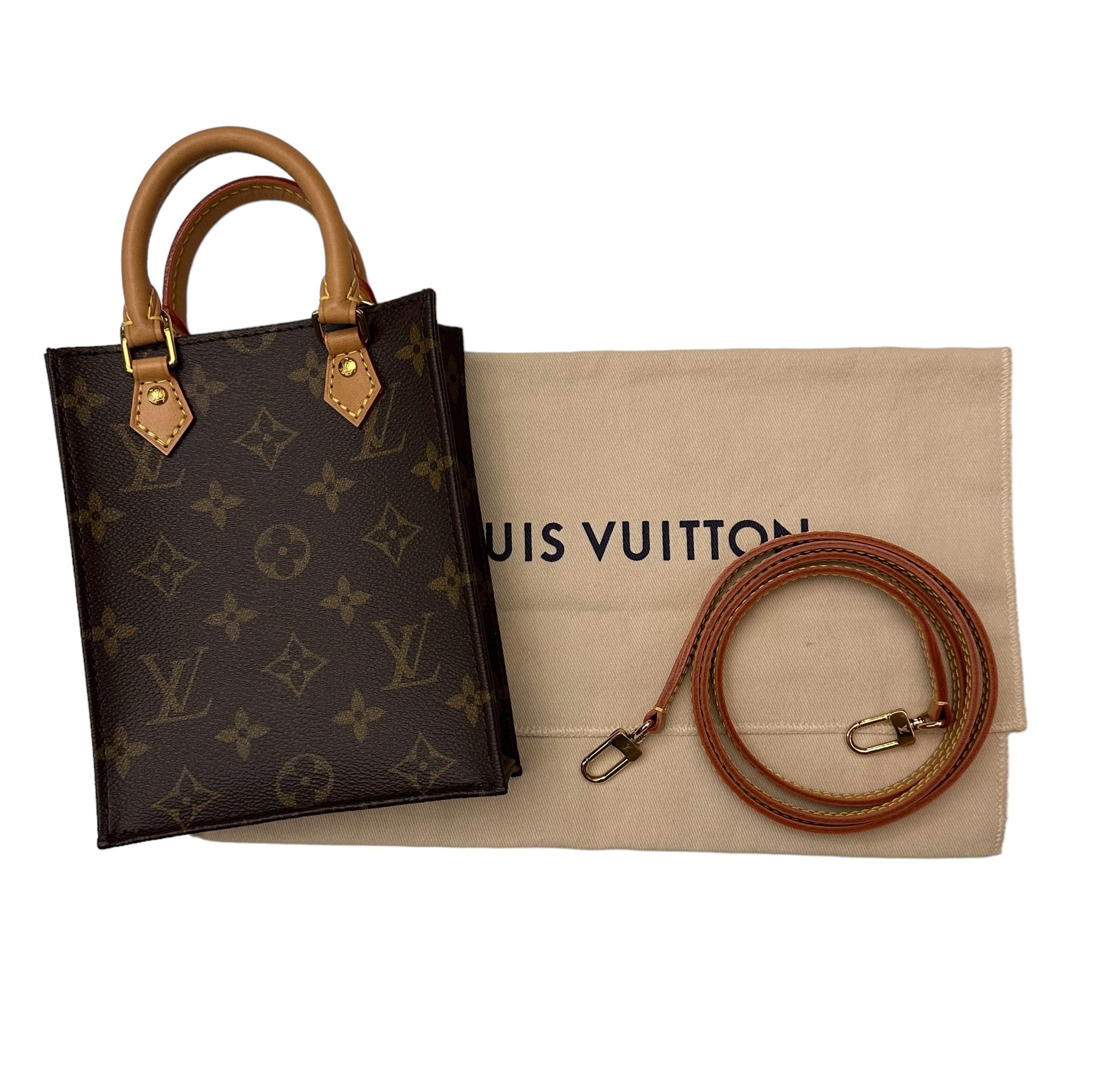 Our pre-owned but new Petit sac plat bag is an exact mini reinterpretation of one of Louis Vuitton's emblematic models: the Sac Plat. 
It is crafted in the iconic Monogram coated canvas with cowhide leather handles and a removable strap.

Year: