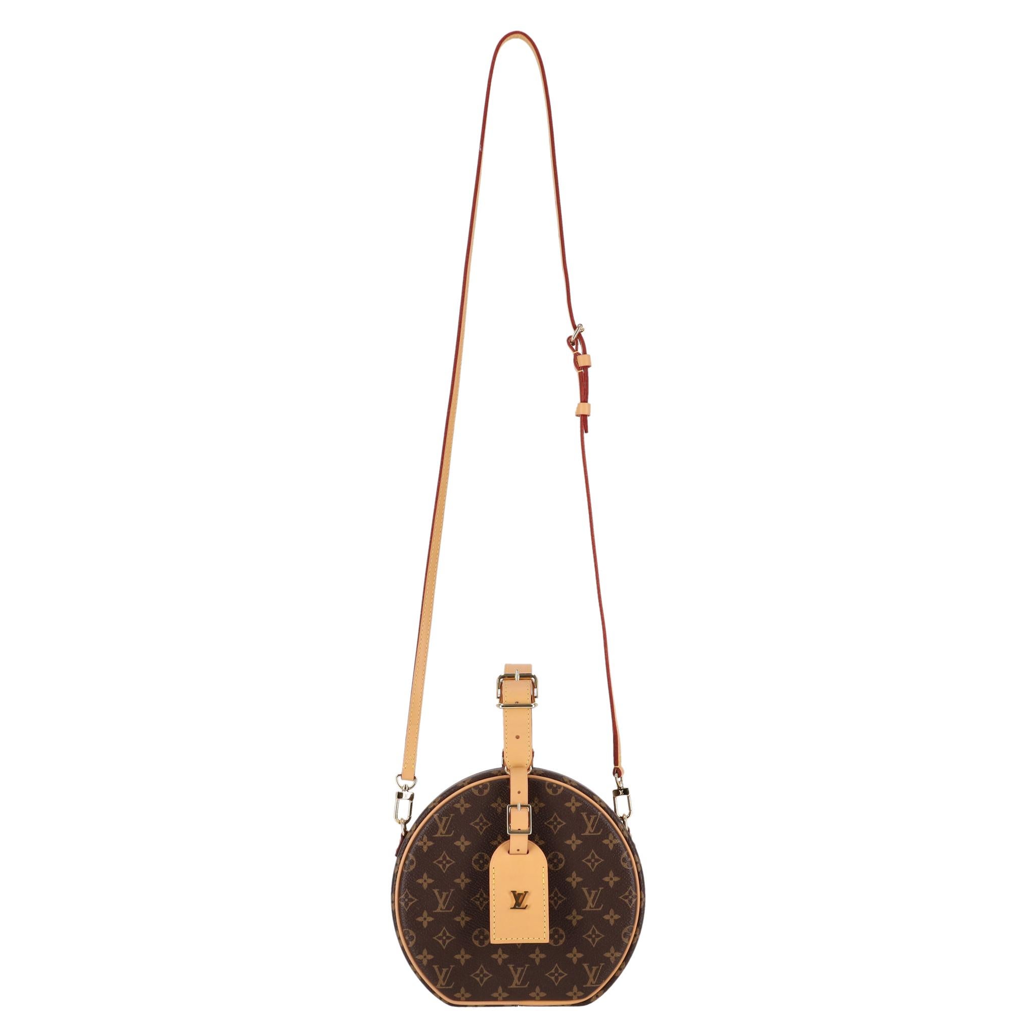 Borsa Louis Vuitton Petite Boite Chapeau Monogram

Borsa marrone realizzata in tela rivestita con il monogramma LV nel classico design ispirato alle cappelliere del marchio.

Caratterizzata da dettagli in pelle Vachetta beige e hardware dorato con