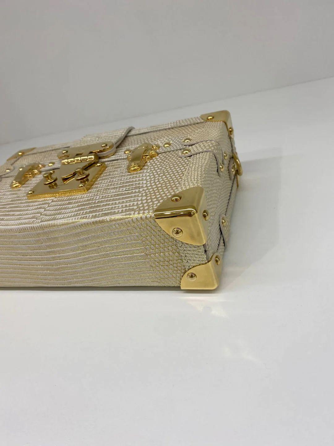 Louis Vuitton Petite Malle en lézard doré en vente 1