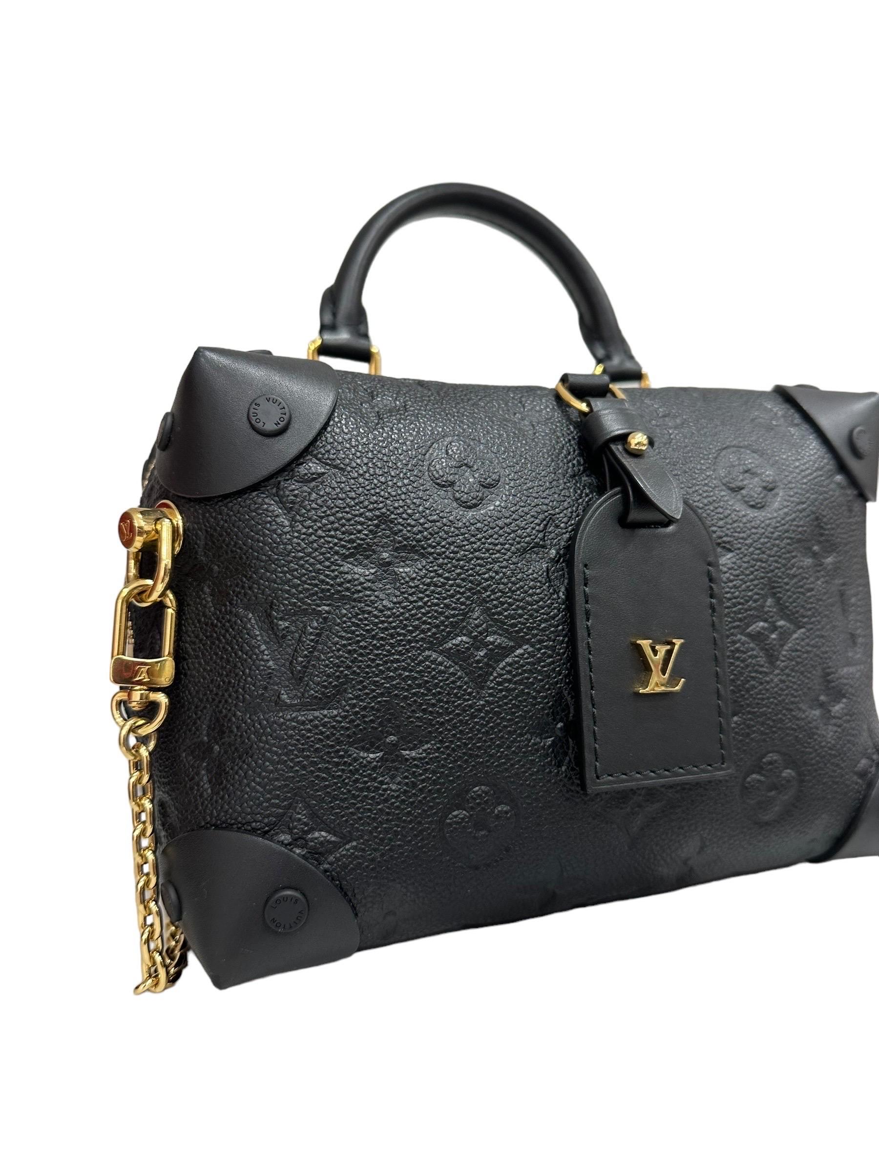 Borsa firmata Louis Vuitton, modello Petite Malle Souple, misura PM, realizzat ain pelle emprainte nera con hardware dorati. Dotat di una chisura con zip superiore, internamente rivestita in alcantara nero, capiente per l’essenziale. Munita di un