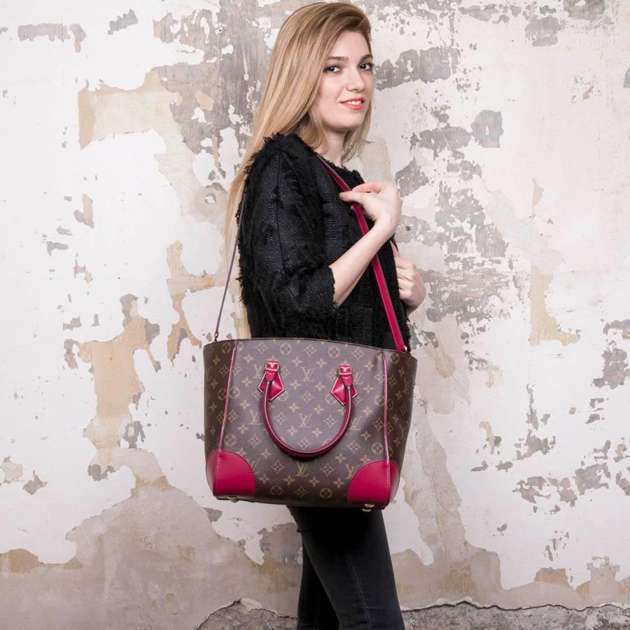 Louis Vuitton 'Phénix' bag in monogram coated canvas and cowhide trim. It is lined in fuchsia synthetic fabric with 3 pockets including one zipper. Gilded metal hardware. The closure is magnetic. Medium model.

New condition. Made in Spain.

Serial