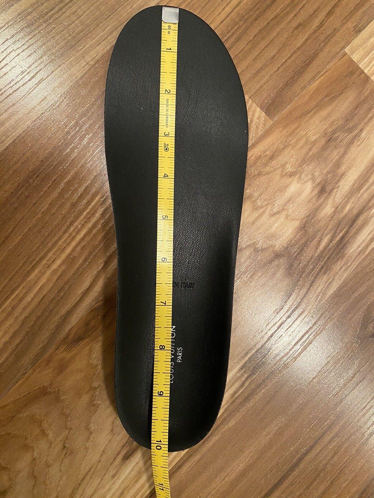 GARANTIZADO 100% AUTENTICO CON ENVIO ORIGINAL INCLUIDO 
LOUIS  VUITTON BOTA TOBILLO NIEVE Y LLUVIA NYLON HIDRÓFUGO Y LONA MONOGRAMA 
TALLA 40.POR FAVOR COMPRUEBA EL TALLAJE EN LV ANTES DE COMPRAR
Estado :Nuevo con caja
Viene con caja y bolsa