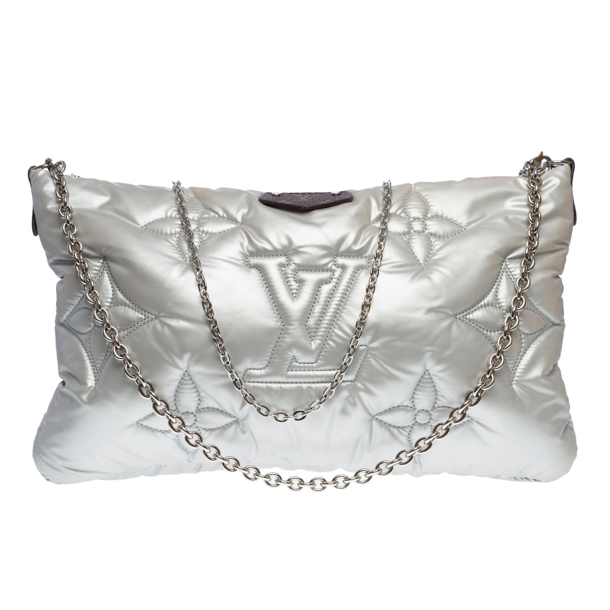 Crafted from recycled nylon in Silver, the Maxi Pochette Accessoires belongs to the season’s LV Pillow capsule. This playful piece provides so many styling opportunities: it can be worn cross-body on the long removable strap, carried as a clutch or