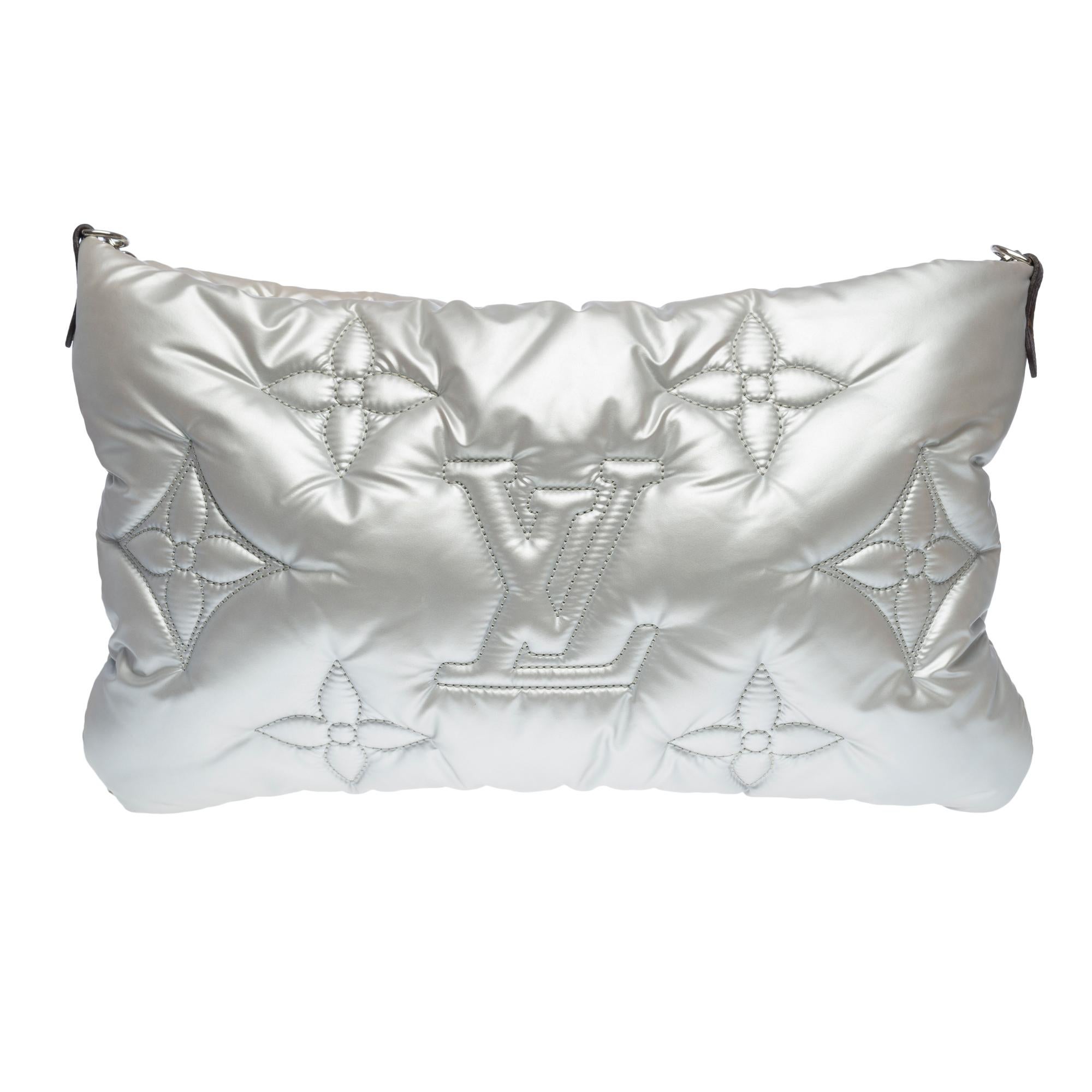 Louis Vuitton Pillow capsule Maxi Pochette shoulder bag in silver nylon, SHW In Excellent Condition In Paris, IDF