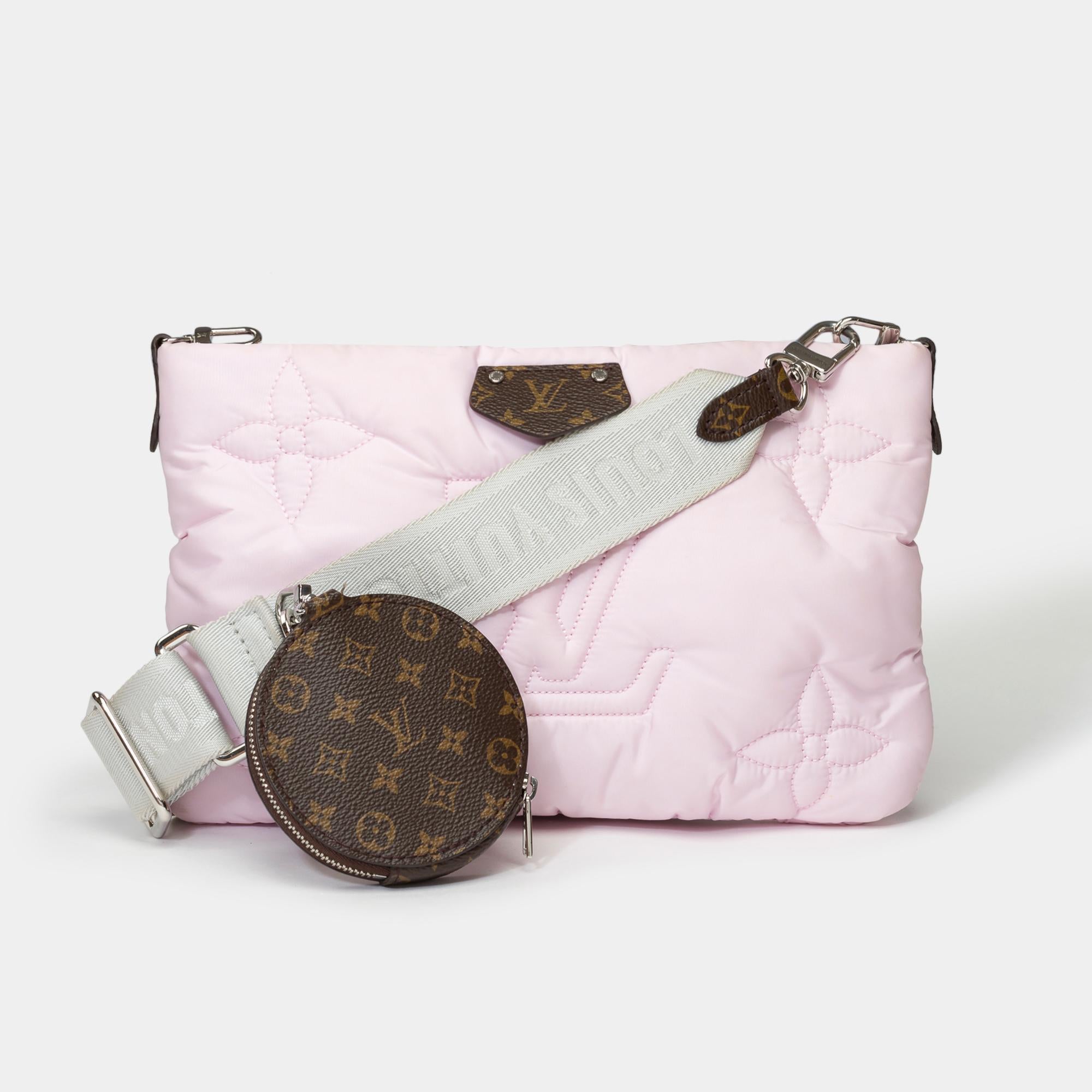 Made​ ​of​ ​recycled​ ​nylon​ ​in​ ​Pink,​ ​the​ ​Accessory​ ​Pouch​ ​and​ ​its​ ​removable​ ​wallet​ ​belong​ ​to​ ​the​ ​LV​ ​Pillow​ ​capsule​ ​collection​ ​of​ ​the​ ​season.​ ​This​ ​playful​ ​piece​ ​offers​ ​many​ ​styling​ ​options:​ ​​ ​​