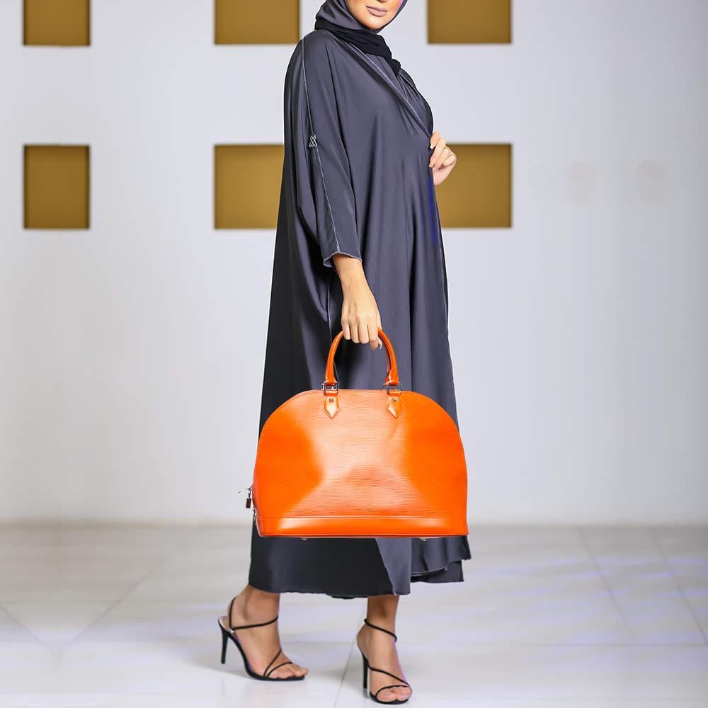 Louis Vuittons creations are popular owing to their high style and functionality. This bag  like all the other handbags  is durable and stylish. Exuding a fine finish  the bag is designed to give a luxurious experience. The interior has enough space