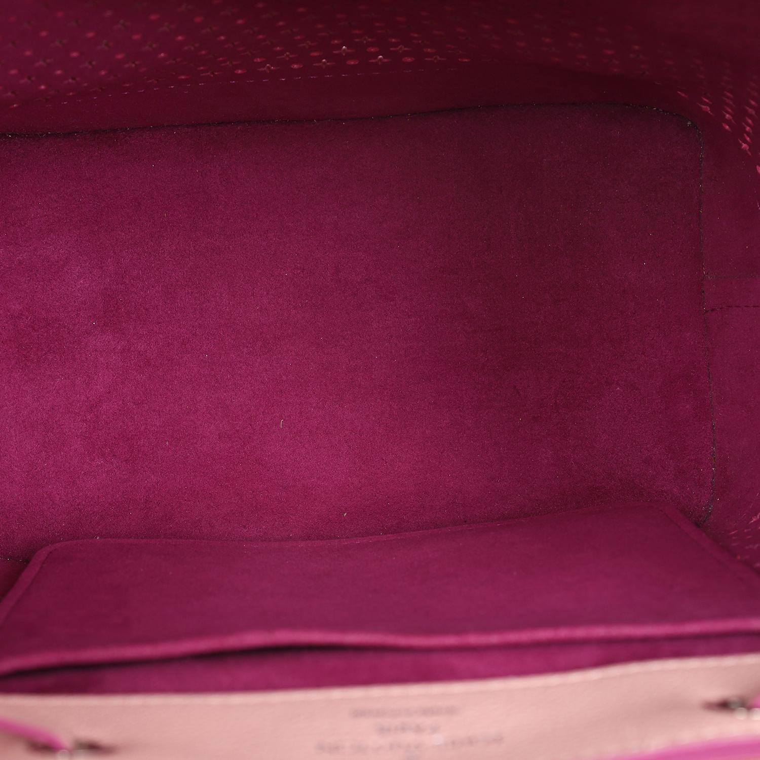 Louis Vuitton Sac à dos Lockme en cuir perforé beige et rose en vente 6