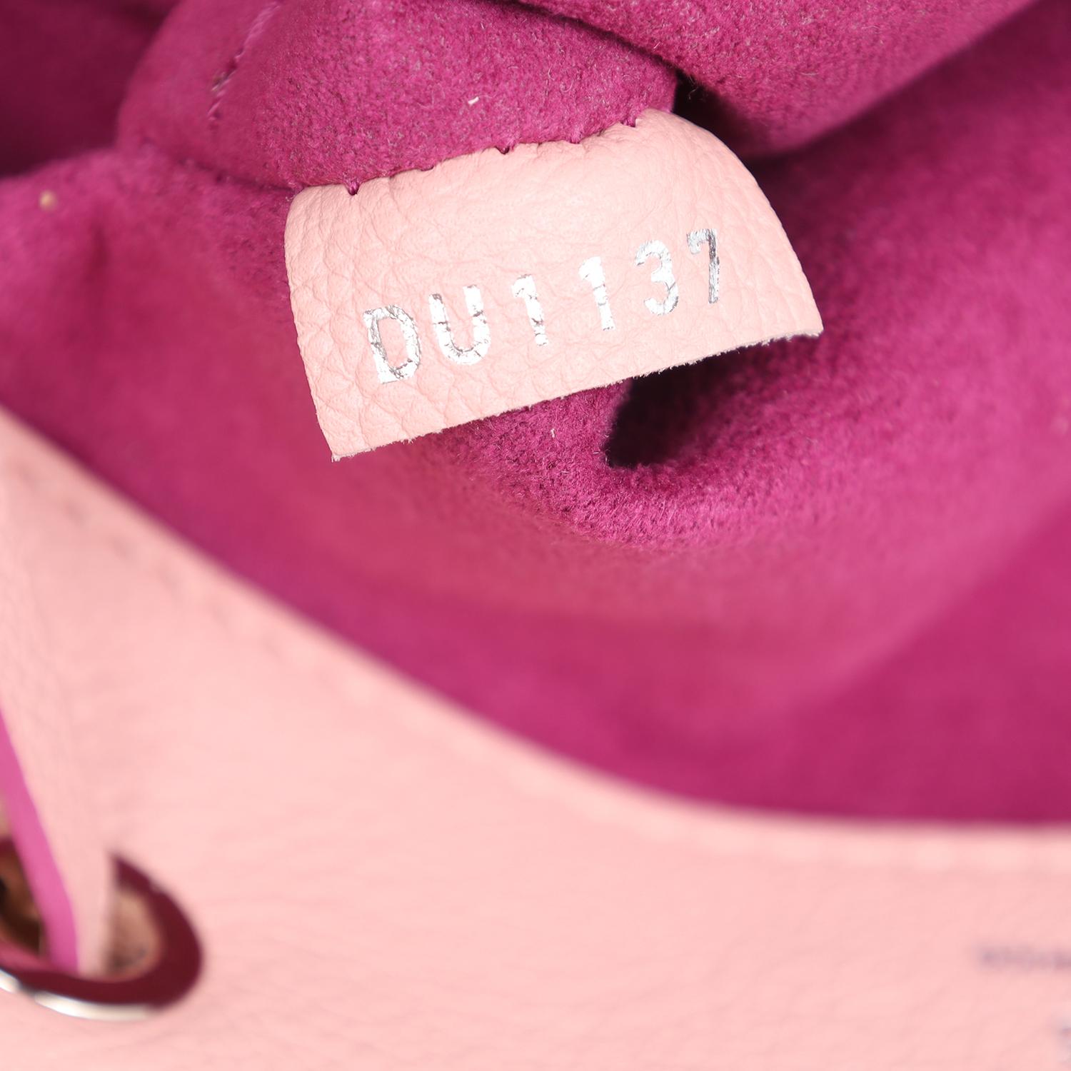 Louis Vuitton Sac à dos Lockme en cuir perforé beige et rose en vente 7