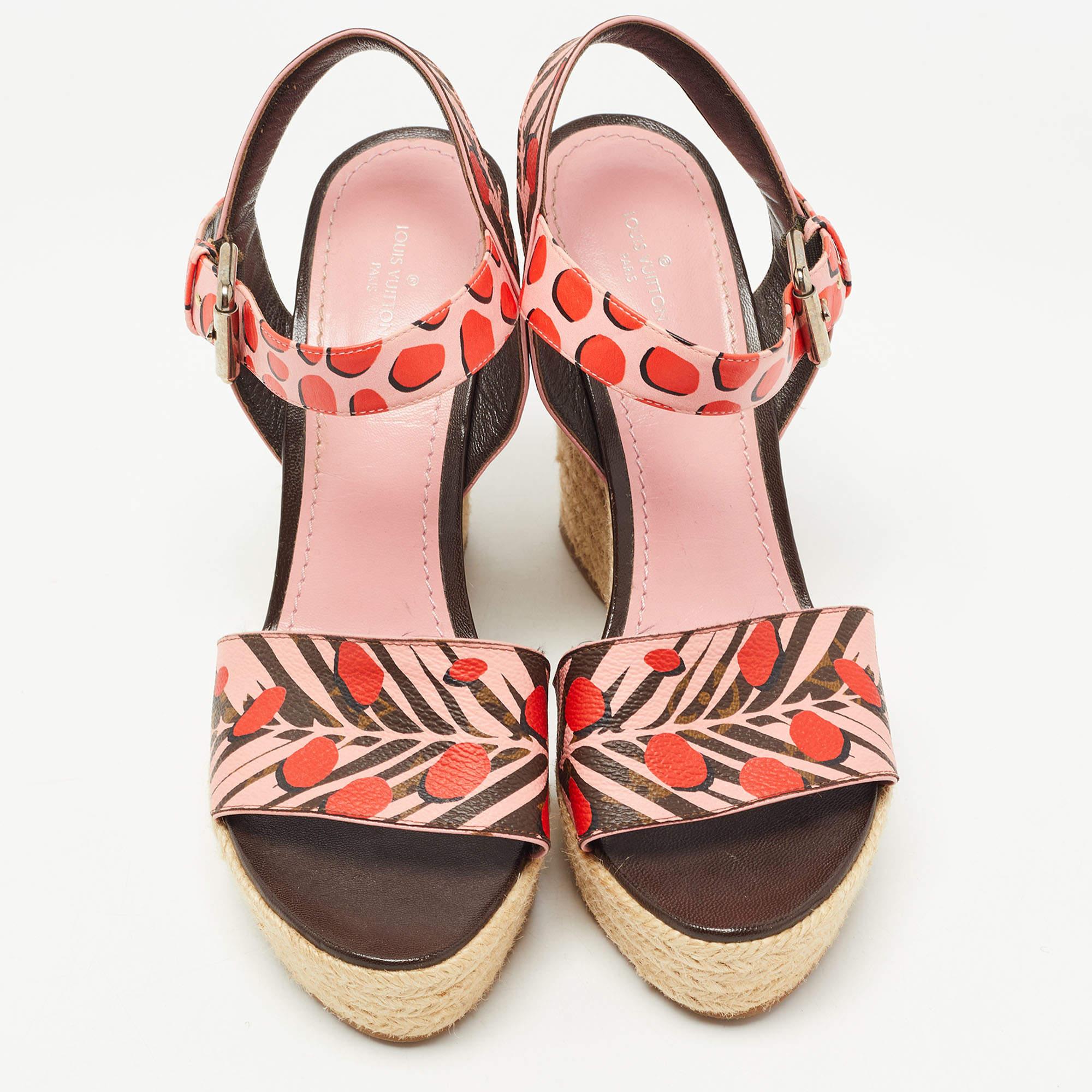 Lend an elegant finish to your look of the day with these Louis Vuitton wedge sandals. They feature open toes, ankle strap fastening, and espadrille wedge heels.

