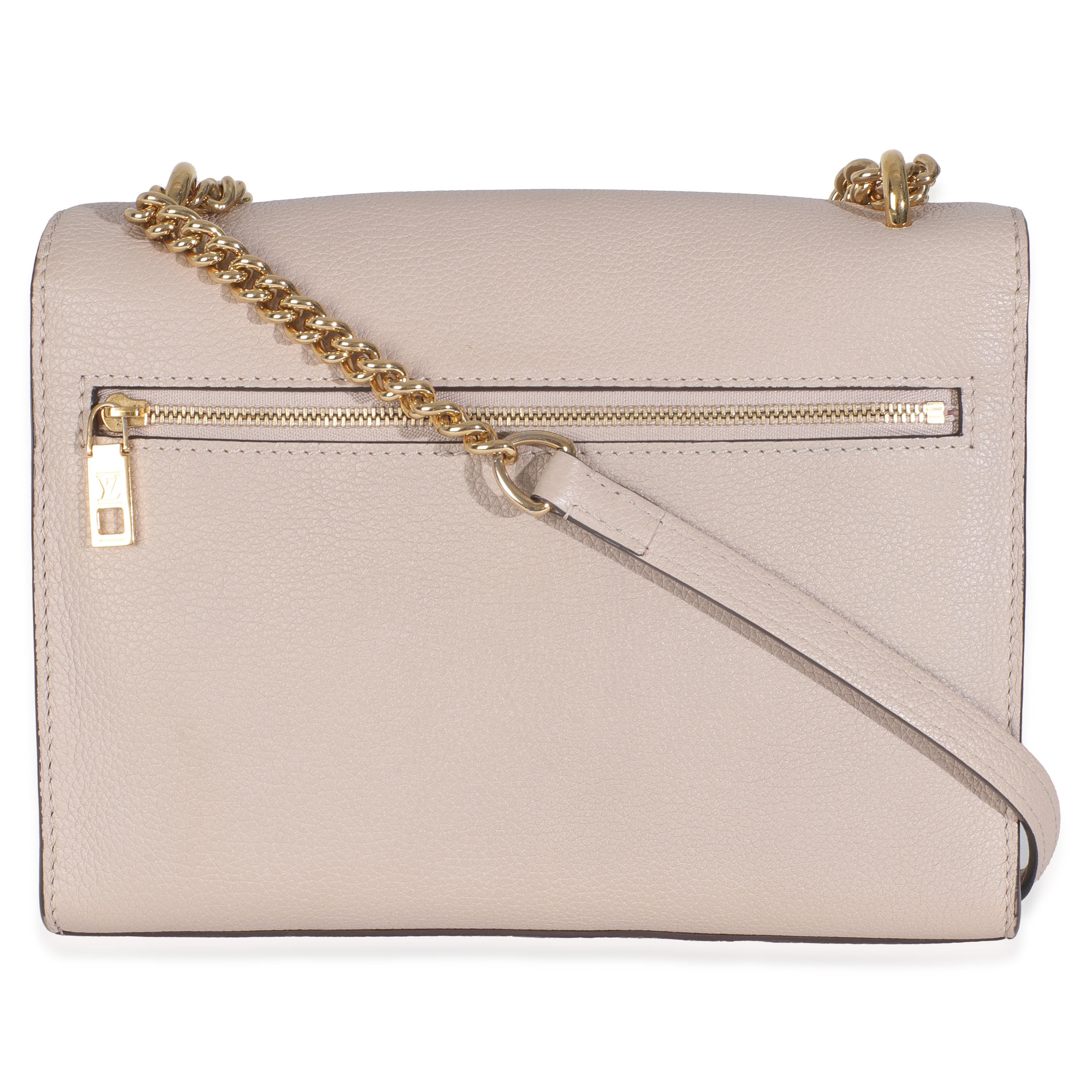Auflistung Titel: Louis Vuitton Rosa Kalbsleder Mylockme Kettentasche BB
SKU: T146433
Zustand: Gebraucht 
Beschreibung des Zustands: Die Lockme-Designs von Louis Vuitton haben ihren Namen von dem Drehverschluss, der sich auf der LV-Logo-Plakette