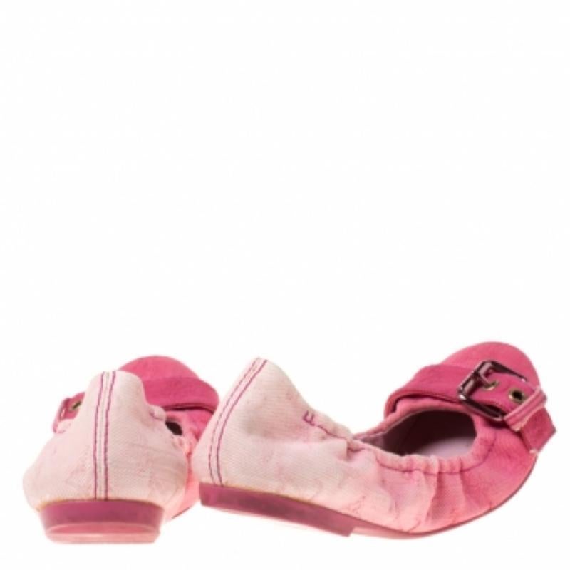 Louis Vuitton Ballerine con fibbia in denim rosa misura 37,5 In condizioni buone in vendita a Dubai, Al Qouz 2