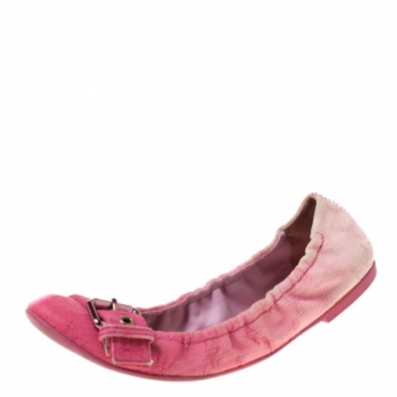 Louis Vuitton Ballerine con fibbia in denim rosa misura 37,5 in vendita 2