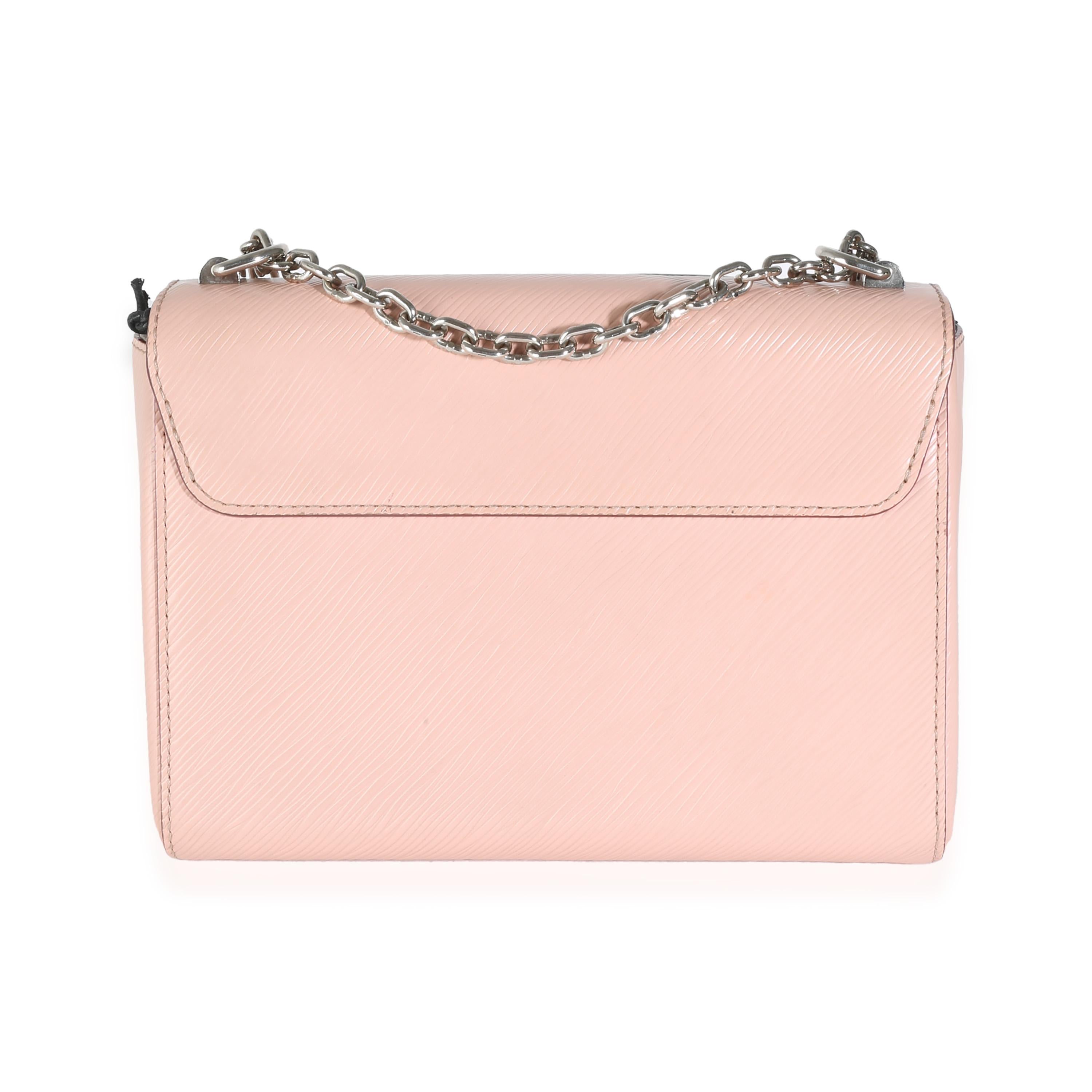 Titre de la liste : Louis Vuitton Pink Epi Exotic Birds Twist MM
SKU : 142141
Condit : Usagé 
Description de l'état : La collection Twist de Louis Vuitton a été dévoilée en 2015. L'accessoire présente un logo monogramme épais sur le devant pour une