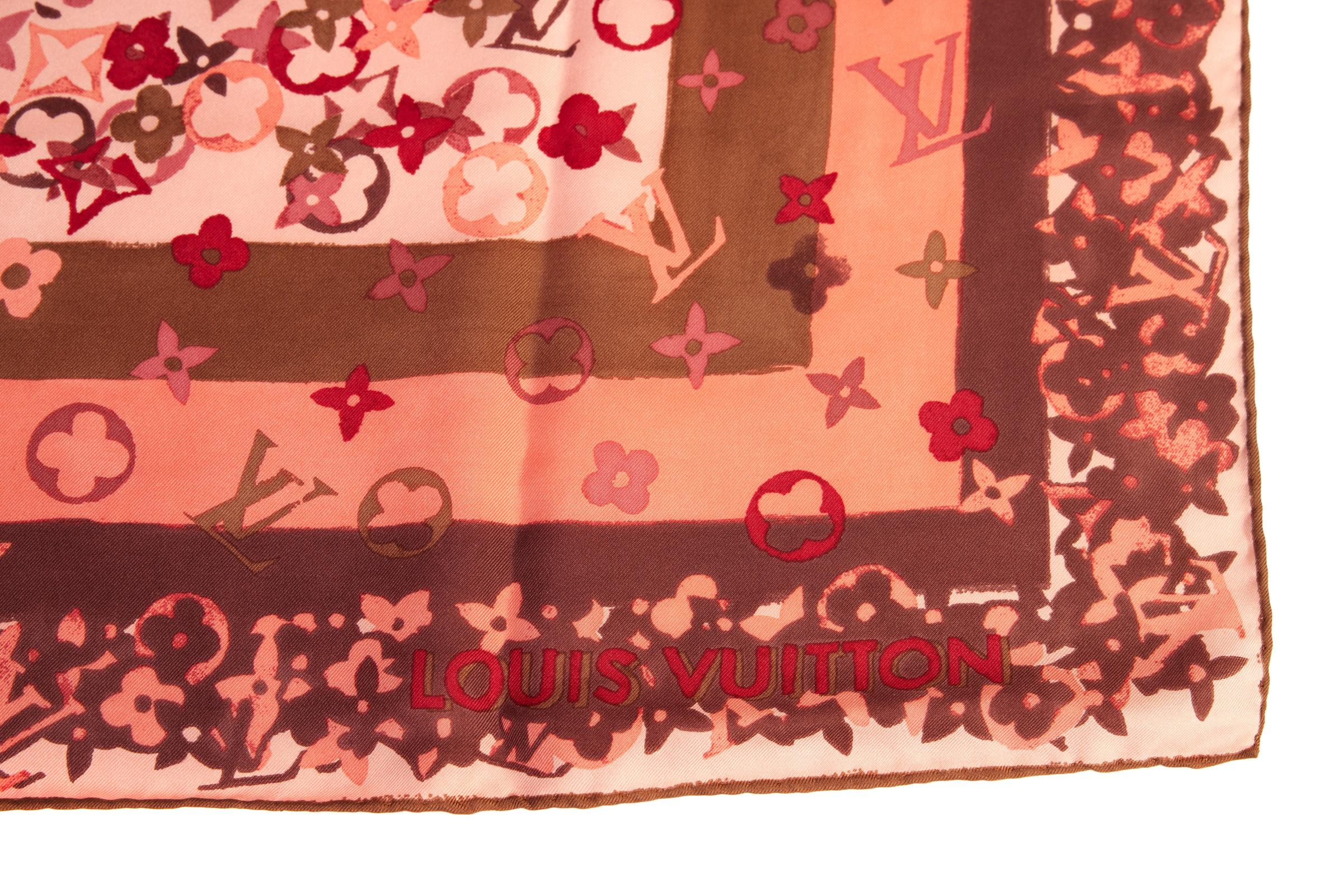 Echarpe à fleurs en soie Louis Vuitton, rose et marron. Bords roulés à la main. Étiquette d'entretien.