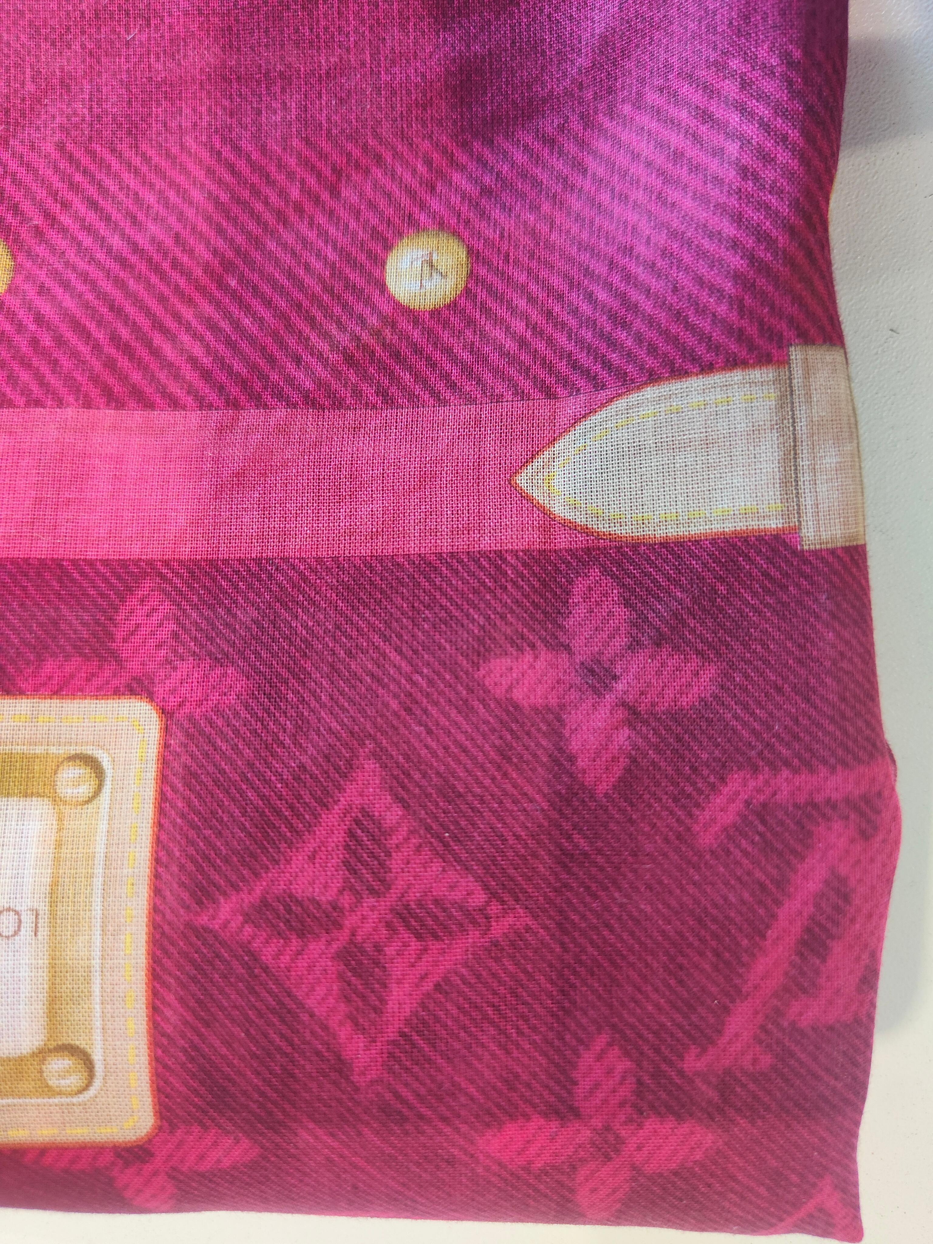 Foulard rosa Louis Vuitton 
Medidas:54*54 cm