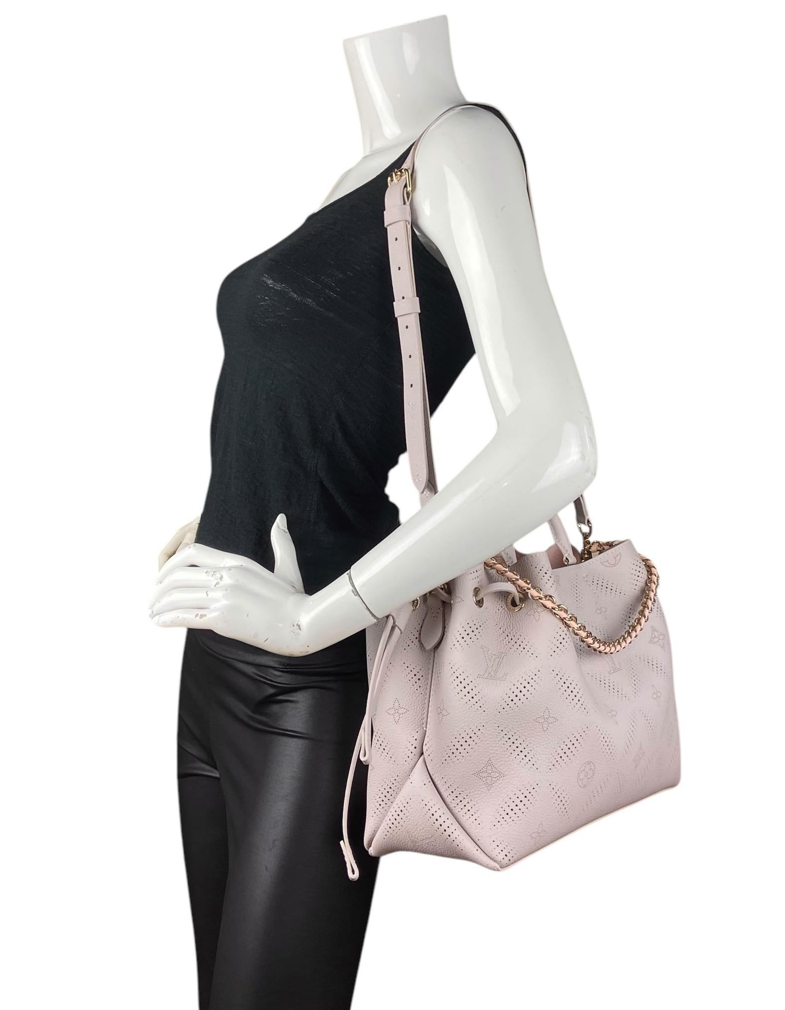 Louis Vuitton Rosa/Grigio Monogram Mahina Bloom Bella Tote Bag

Prodotto in: Francia
Colore: rosa/grigio 
Hardware: Oro
Materiali: Pelle di vitello Mahina
Fodera: Microfibra
Chiusura/Apertura: Aperta con coulisse laterale in pelle
Tasche esterne: