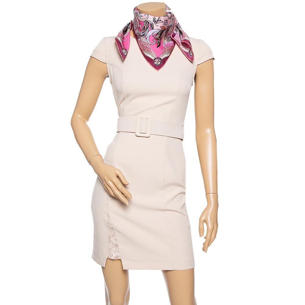 Tie this Louis Vuitton scarf gently around your neck for a luxe finish. Cut from silk as a square, the pink scarf features neatly hemmed edges and signature prints all over.

