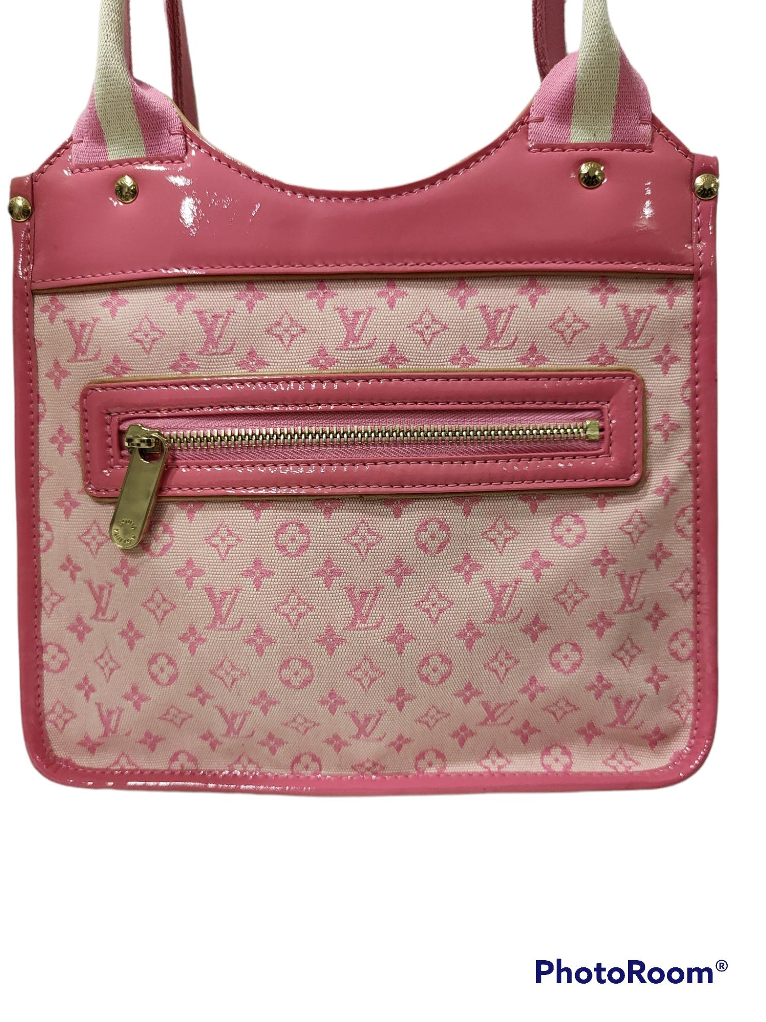A trendy and fun handbag like this one by Louis Vuitton is a must-have accessory. It has dual leather padded handles, an exterior zipper pocket and the iconic LV monogram printed all over. The interior has both a zipper pocket and a cell phone