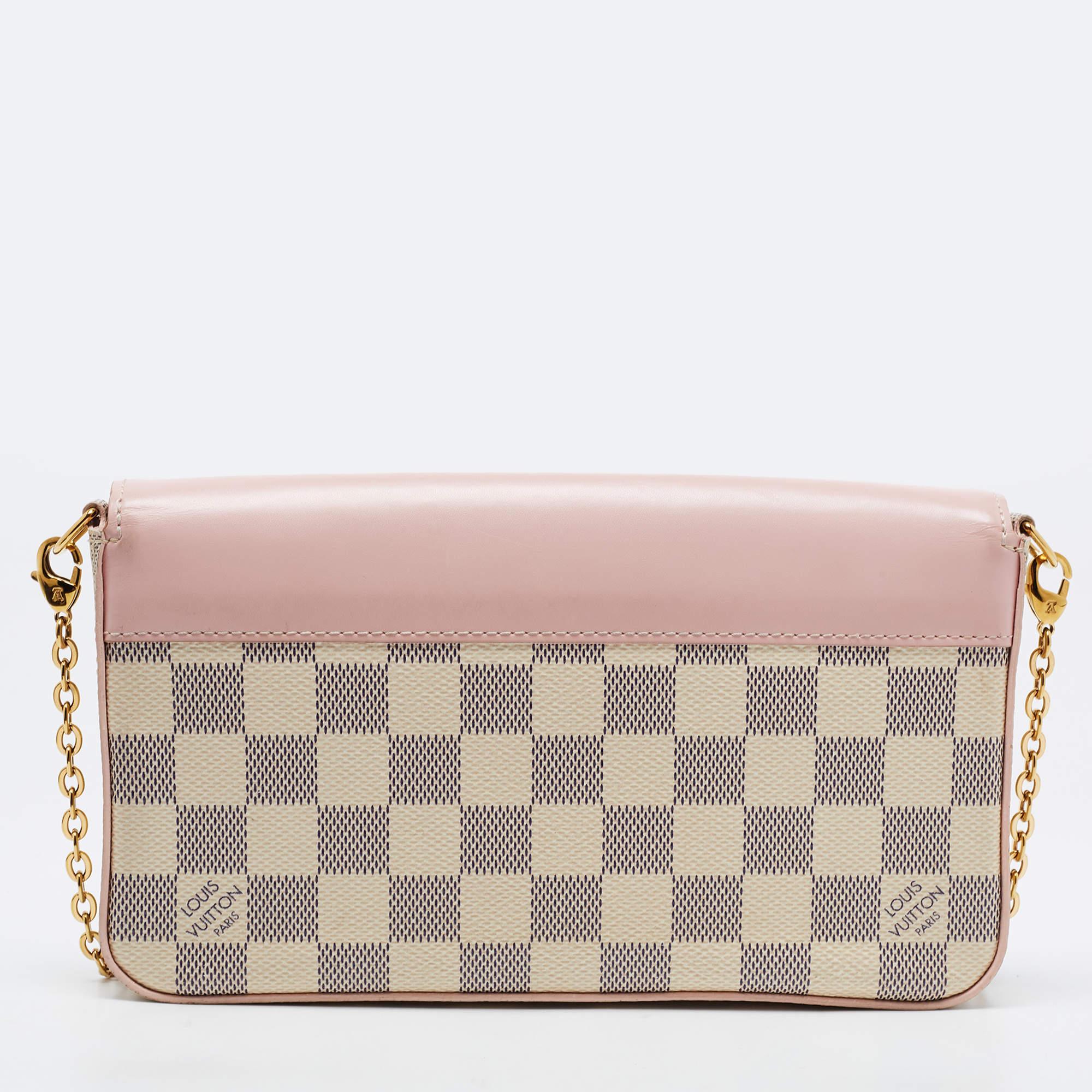This Pochette Felicie has been designed to be a shoulder bag as well as a clutch. It is crafted from signature Damier Azur coated canvas as well as leather, and it has a fabric-lined interior. The bag comes in a convenient size that you can easily