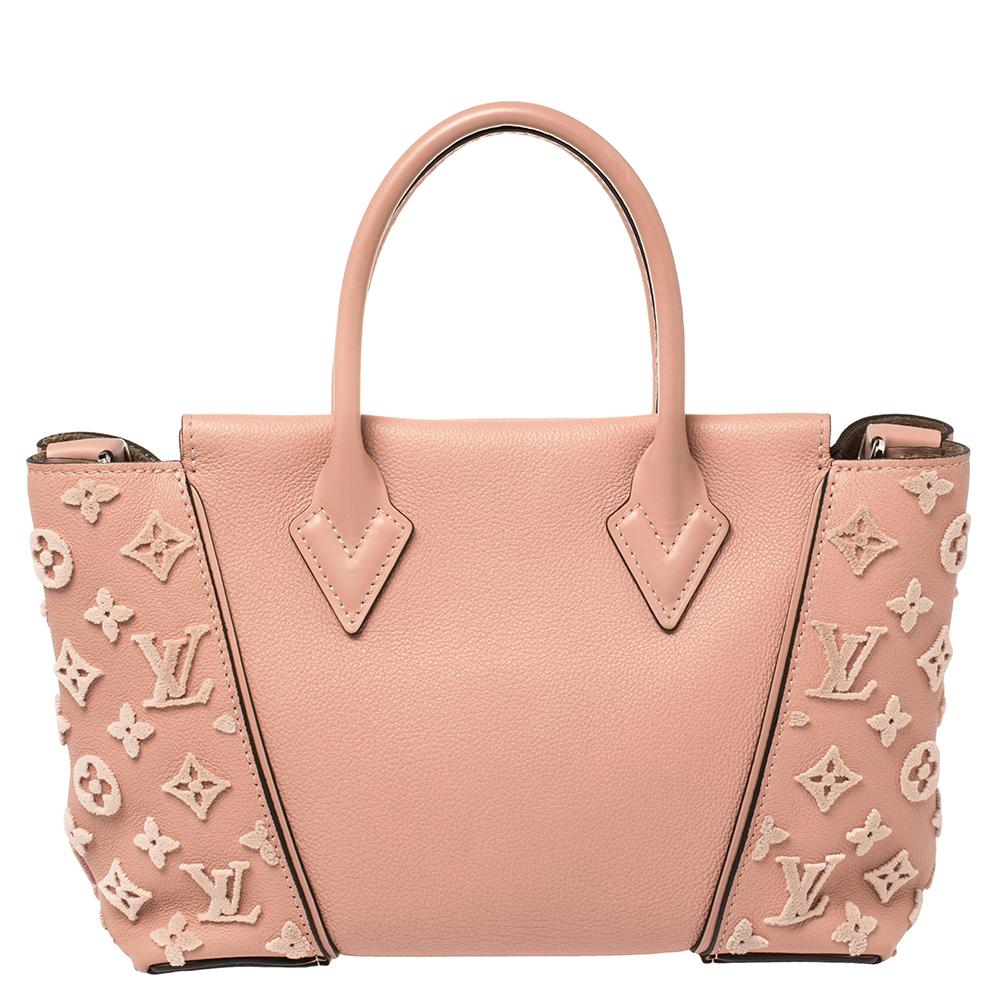 Accessorise like a pro with this trendy and functional bag from Louis Vuitton. This rich and classy tote is made from Monogram Velours and leather into a smart silhouette. The inside of the bag is lined with suede that has a smooth texture. It