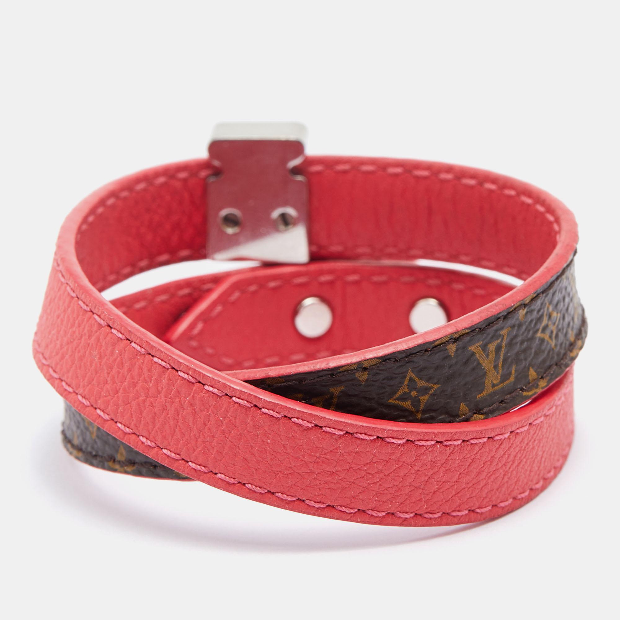 The luxe design is set with distinct elements to give the creation a classy touch. This Lockit Double Wrap bracelet by Louis Vuitton will look great when paired with other bracelets and even solo.

