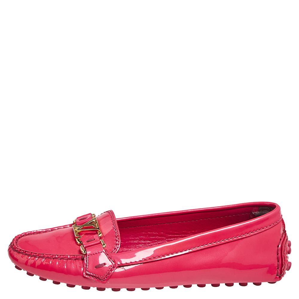 Step out and take on the world with these super chic oxford loafers from the house of Louis Vuitton. Crafted from pink leather, this pair features a pebbled sole for traction and grip. It comes detailed with gold-tone ‘LV’ lettering making it a