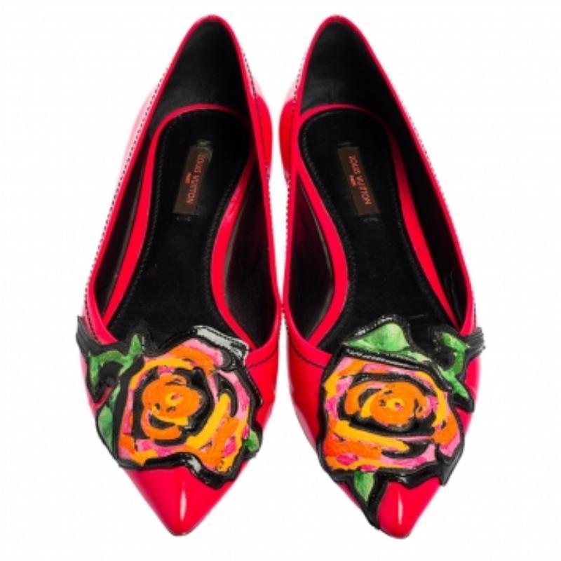 Dale un toque de color a tus días de verano con estas bailarinas de Louis Vuitton. Fabricados en charol rosa, están adornados con detalles florales en los empeines, un diseño característico de la colaboración con Stephen Sprouse. Sus plantillas