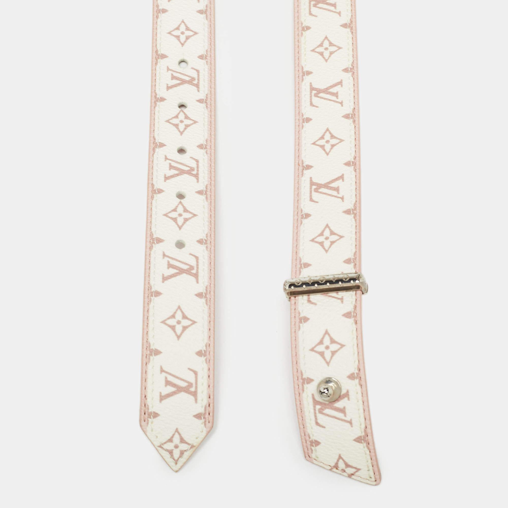 This designer belt brings a fashionable appeal. Crafted from durable material it will pair well with most outfits and it is 90cm in length. The branded buckle on front lends it a signature touch.