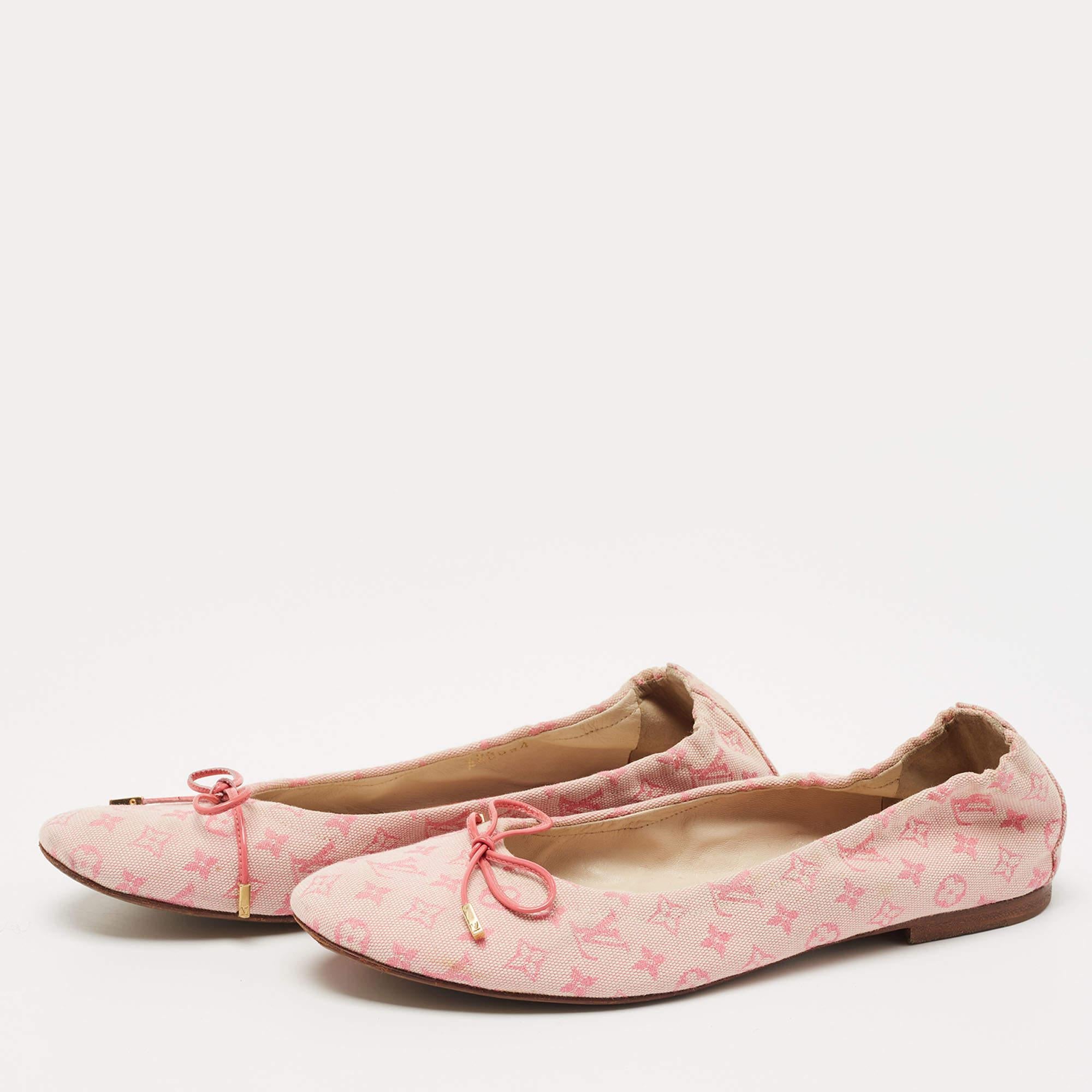 Defined by comfort and effortless style, no wardrobe is ever complete without a pair of chic ballet flats. This pair is lovely to look at and is equipped with elements like a comfortable insole and a durable sole. 