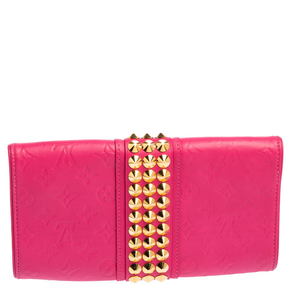 Louis Vuitton brings you this gorgeous clutch that has been crafted from Monogram leather externally and styled in a flap design. It carries a bright pink shade, a well-sized suede-leather interior, and gold-toned accents decorating its structure.