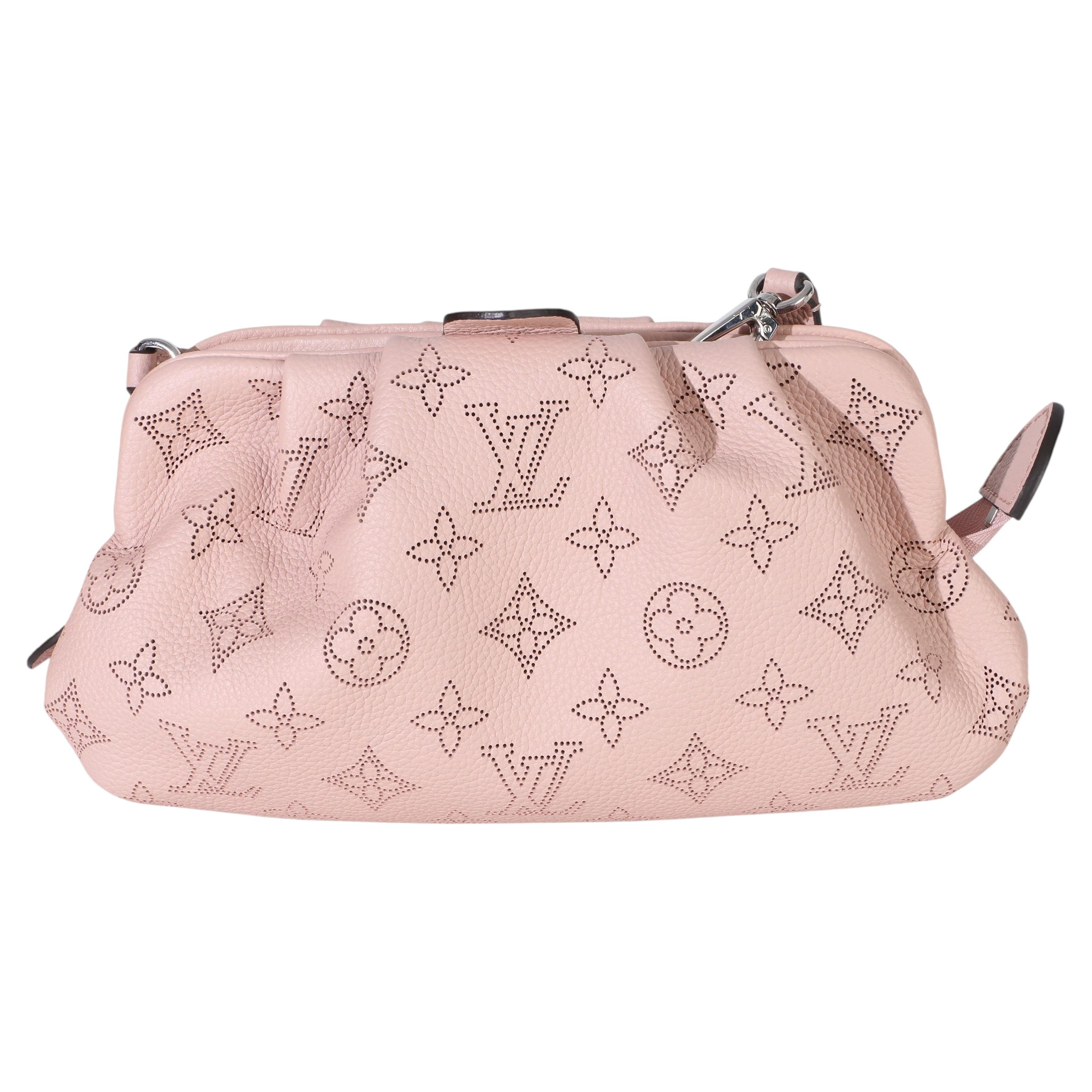 Bolsita «Mahina Scala» de Louis Vuitton con el monograma rosa