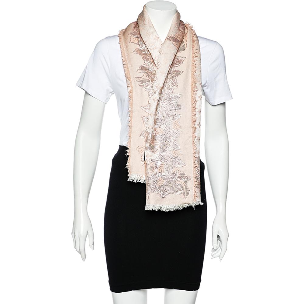 Adorn your designer repertoire with the House of Louis Vuitton's nonpareil elegance and dexterity by adding this chic shawl. It is made using pink Monokinawa Monogram jacquard fabric, which gives it a signature look. This LV shawl will surely be an