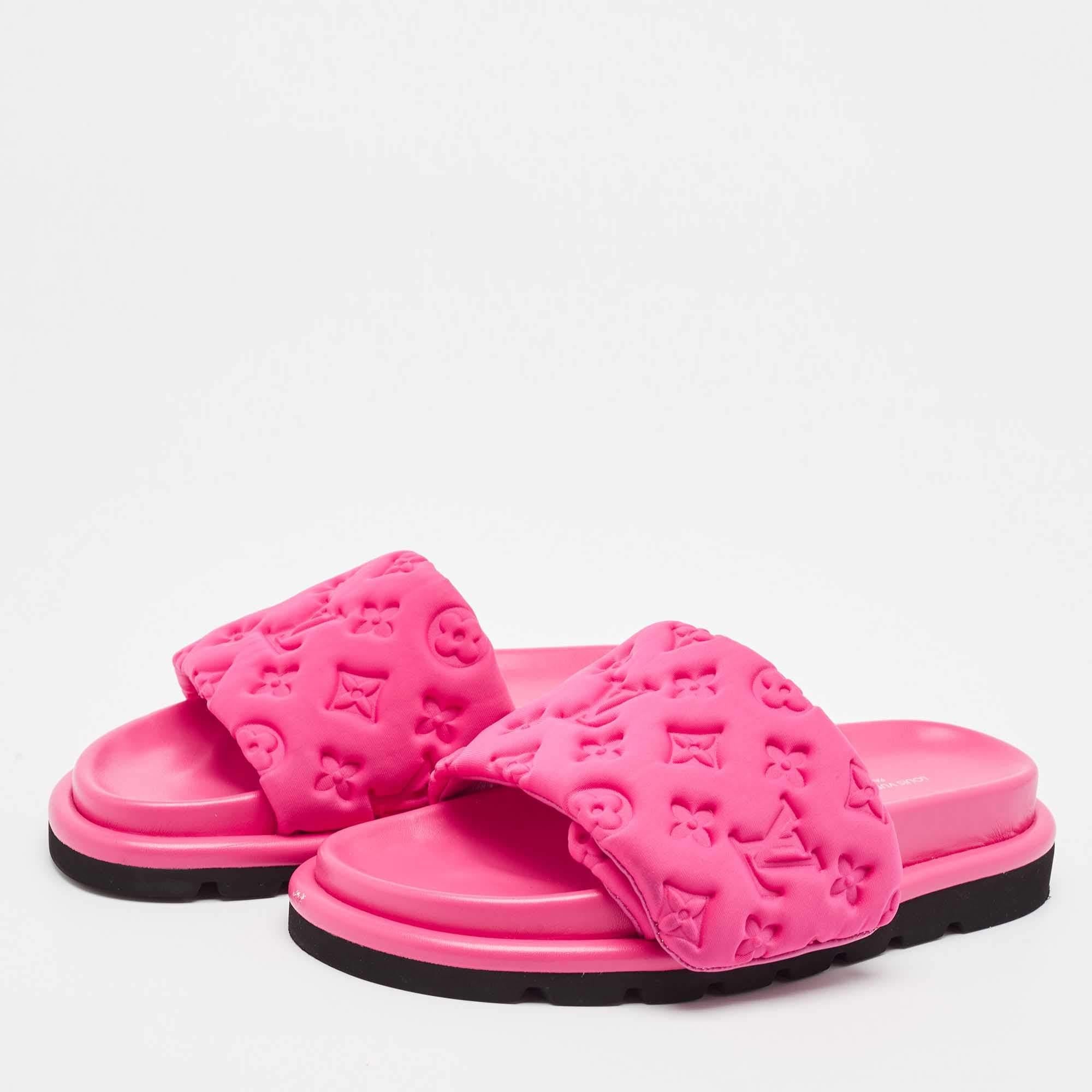 These sandals will frame your feet in an elegant manner. Crafted from quality materials they display a classy design and comfortable insoles.